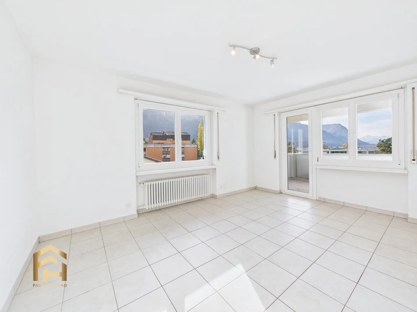 Appartement lumineux de 4,5 pièces avec grand balcon et vue imprenable sur les montagnes - Photo 3 sur 13