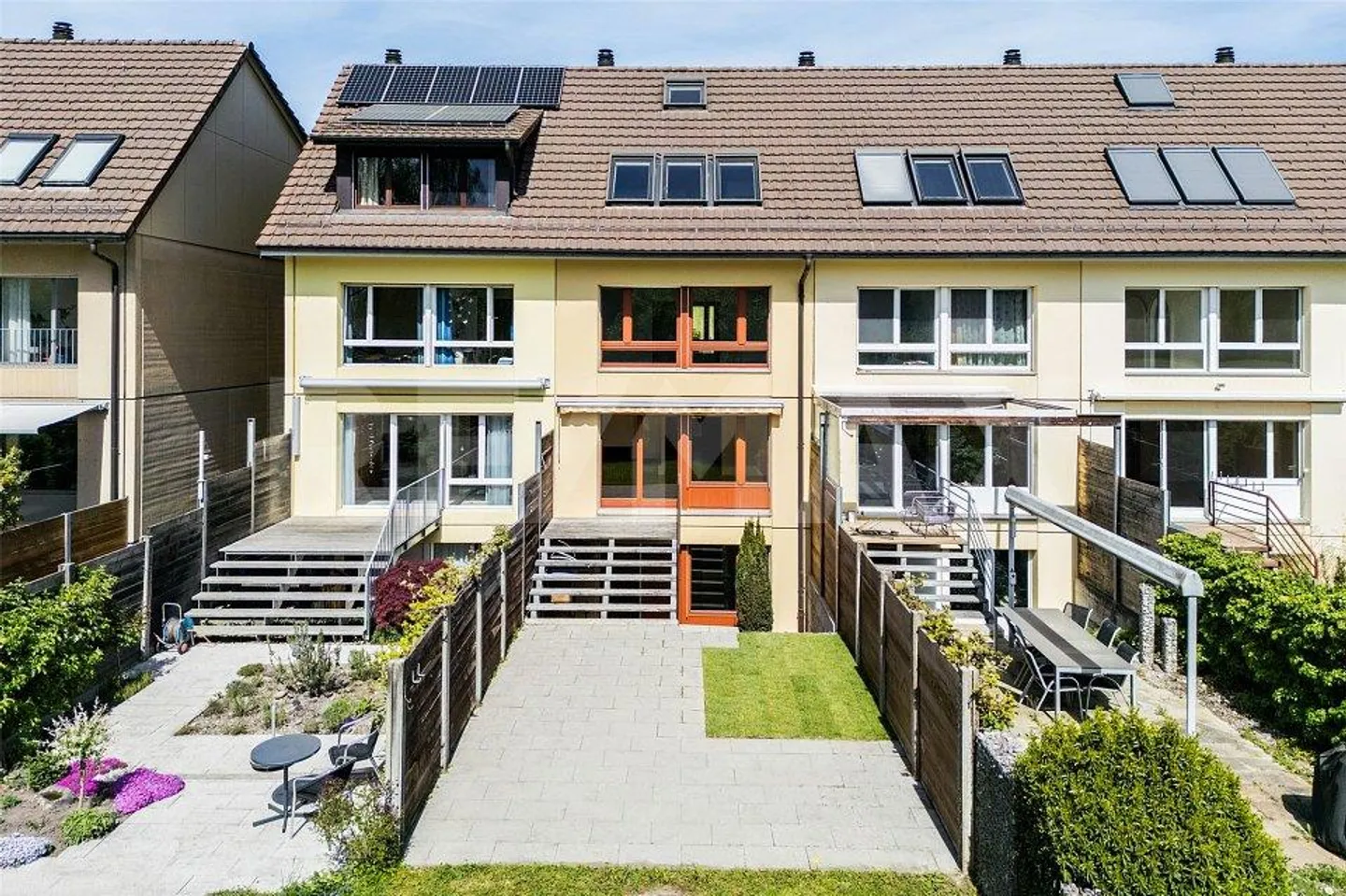 PLUS DE 226 m² D'ESPACE CONFORTABLE SUR QUATRE NIVEAUX DANS UNE MAISON MITTE DE 7 ½ CHAMBRES - Photo 1 sur 12
