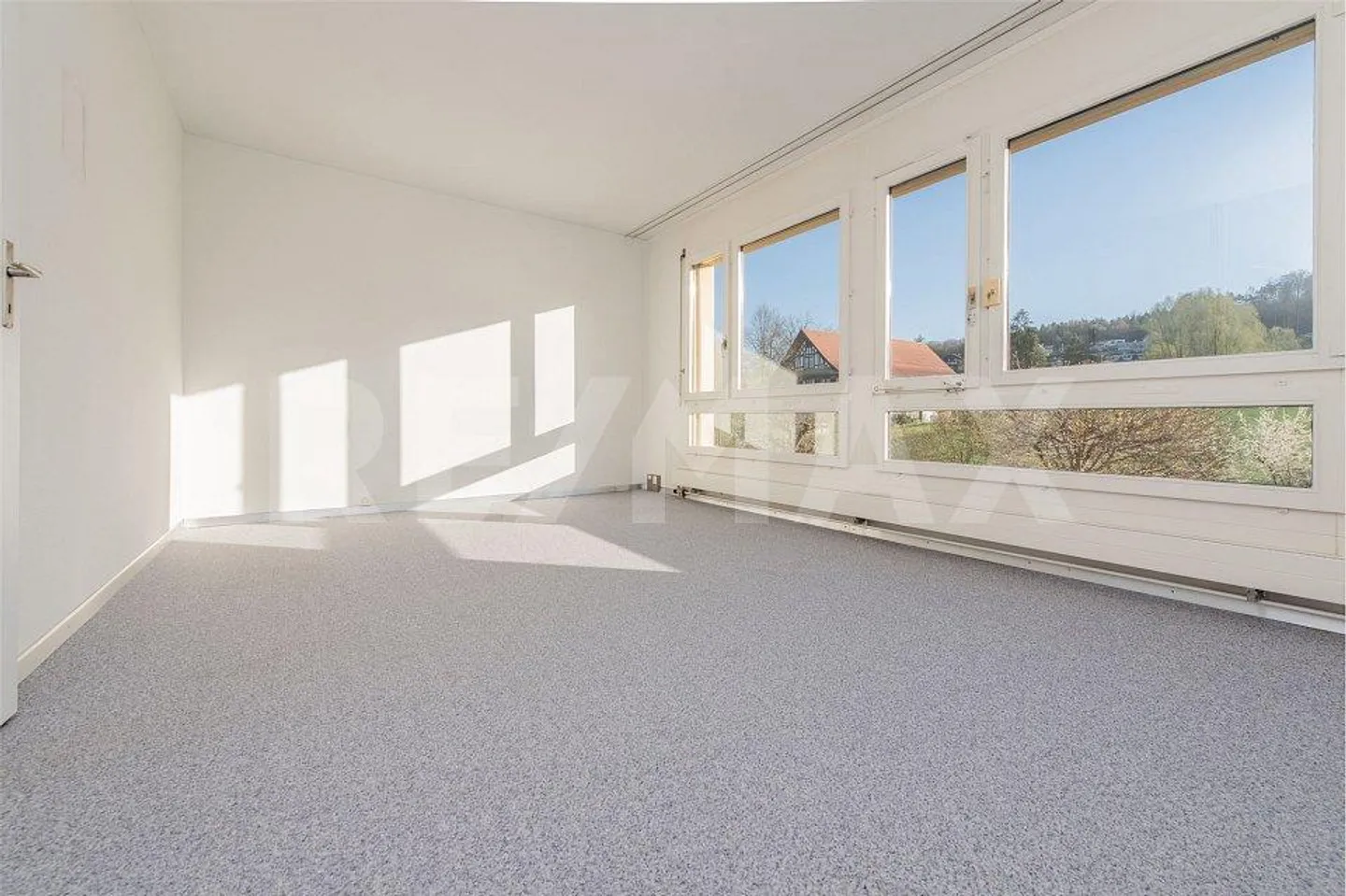 PLUS DE 226 m² D'ESPACE CONFORTABLE SUR QUATRE NIVEAUX DANS UNE MAISON MITTE DE 7 ½ CHAMBRES - Photo 5 sur 12