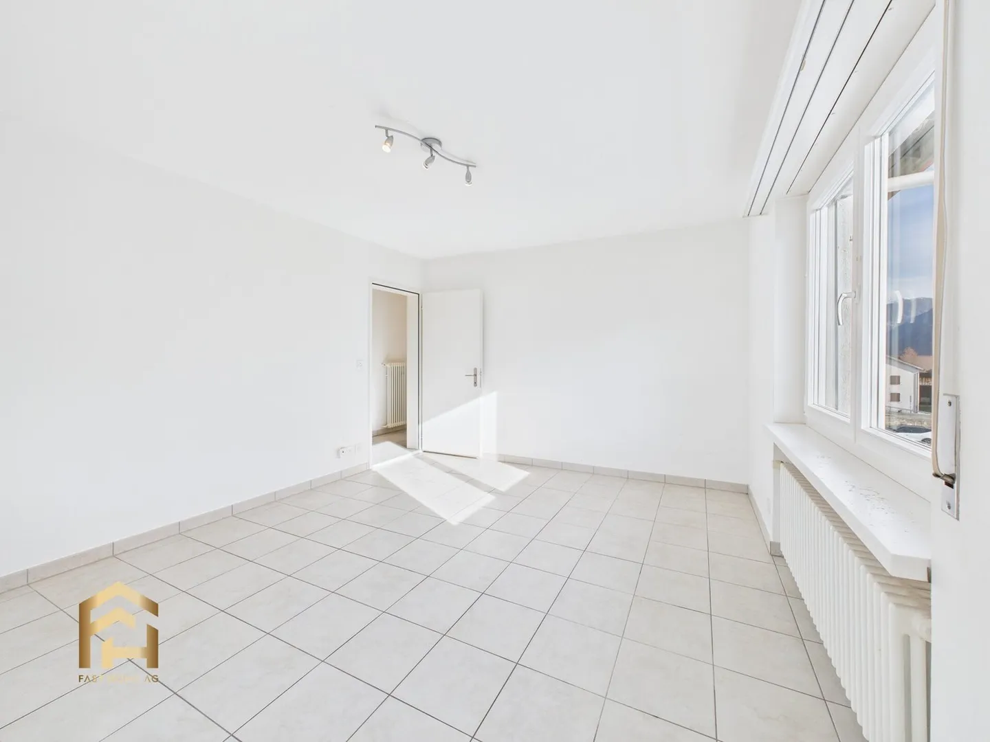 Appartement lumineux de 4,5 pièces avec grand balcon et vue imprenable sur les montagnes - Photo 4 sur 13