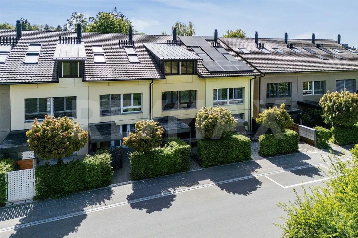 PLUS DE 226 m² D'ESPACE CONFORTABLE SUR QUATRE NIVEAUX DANS UNE MAISON MITTE DE 7 ½ CHAMBRES - Photo 2 sur 12