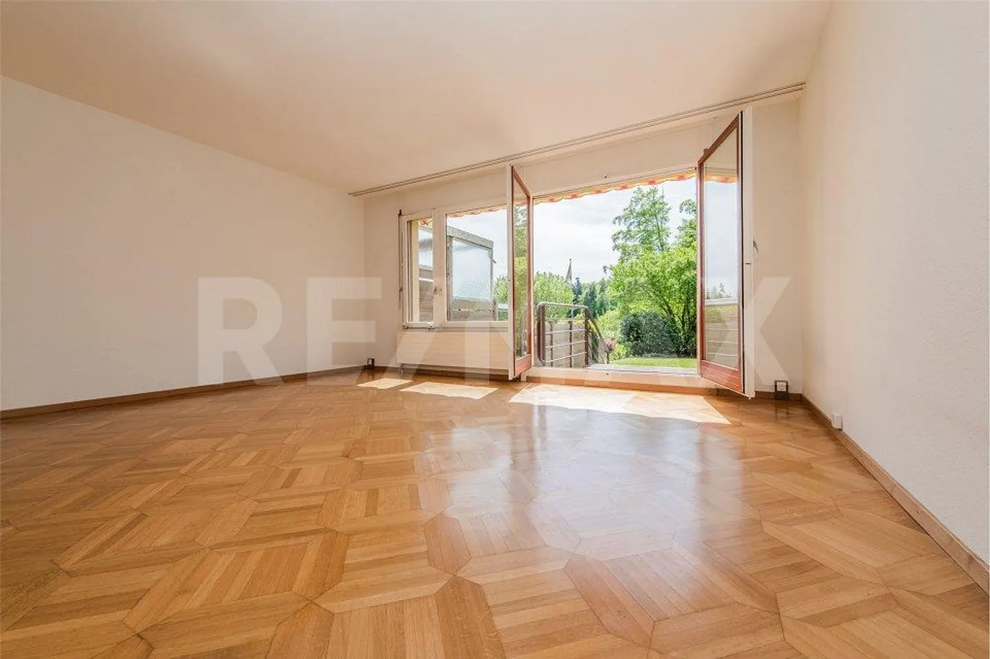 PLUS DE 226 m² D'ESPACE CONFORTABLE SUR QUATRE NIVEAUX DANS UNE MAISON MITTE DE 7 ½ CHAMBRES - Photo 3 sur 12