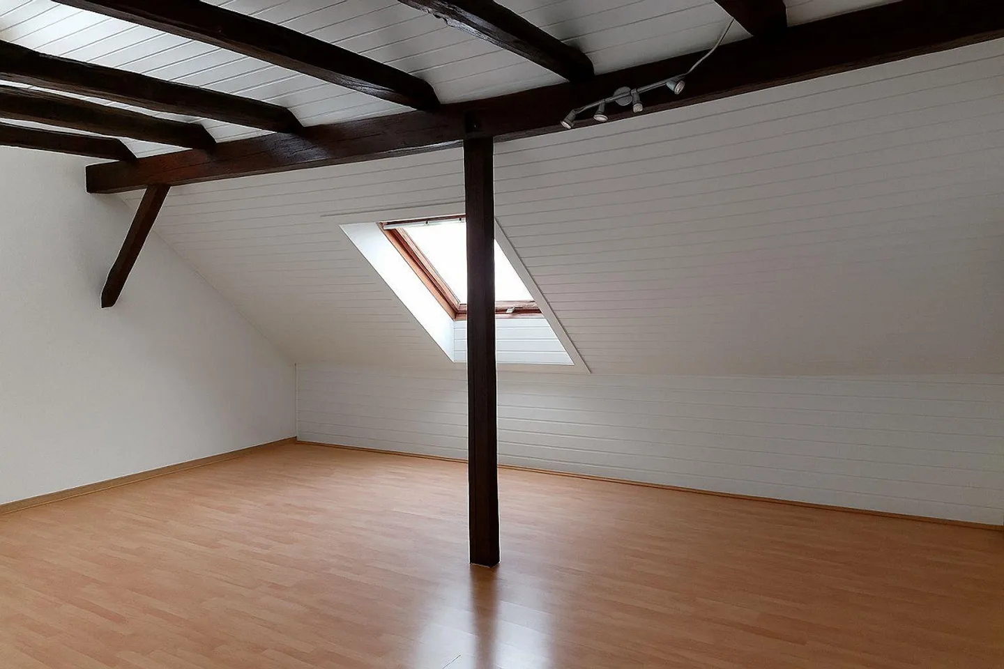 Schöne 1.5 Zi. Dachwohnung mit Cheminée - Foto 1 von 4