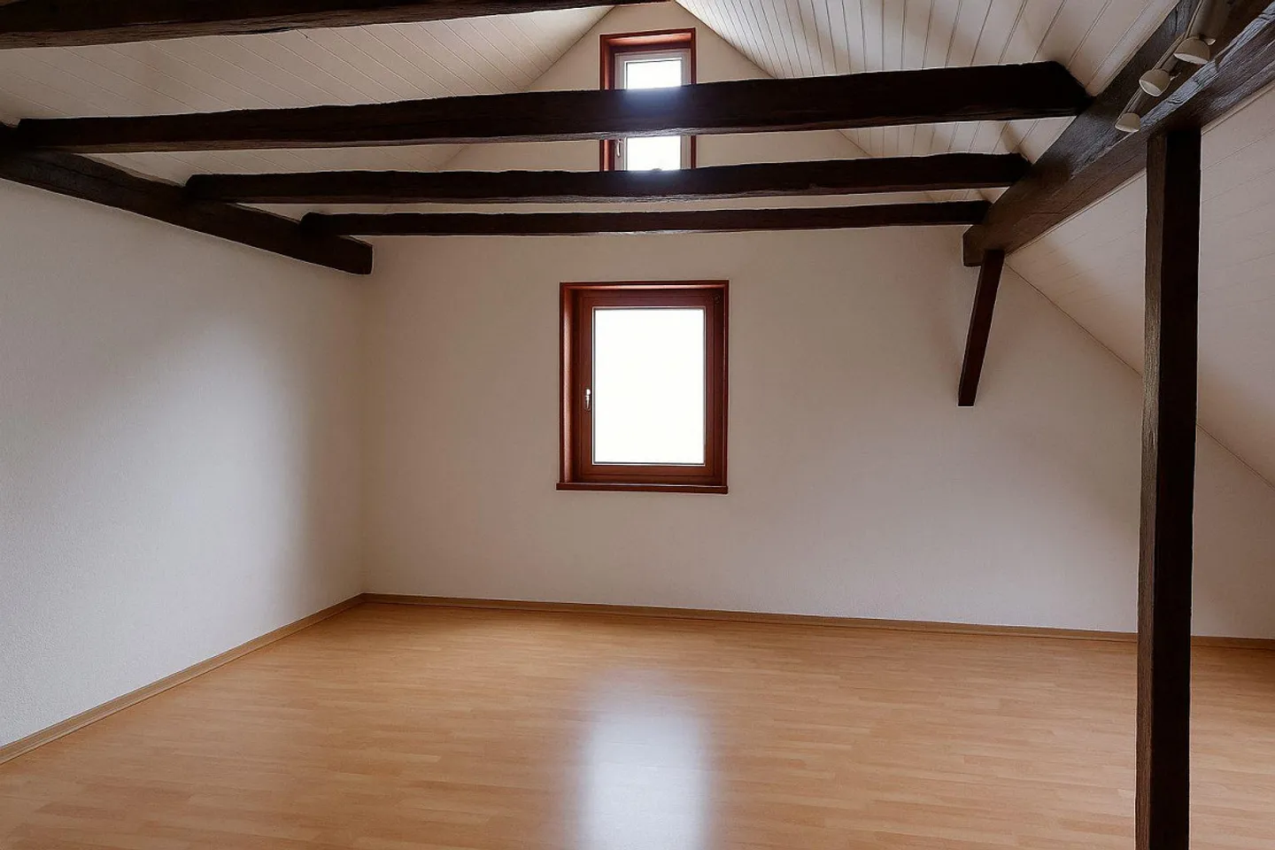 Schöne 1.5 Zi. Dachwohnung mit Cheminée - Foto 2 von 4