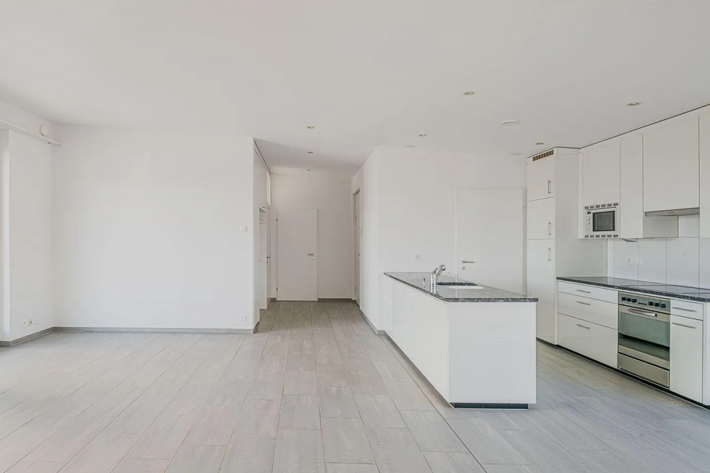 Charmante appartement en attique de 4,5 pièces à Dachsen avec grande terrasse - Photo 2 sur 11