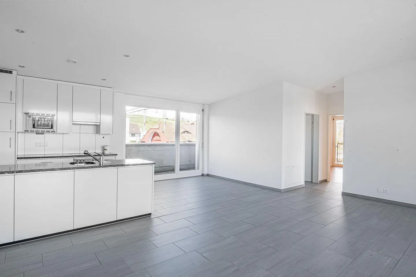 Charmante appartement en attique de 4,5 pièces à Dachsen avec grande terrasse - Photo 3 sur 11