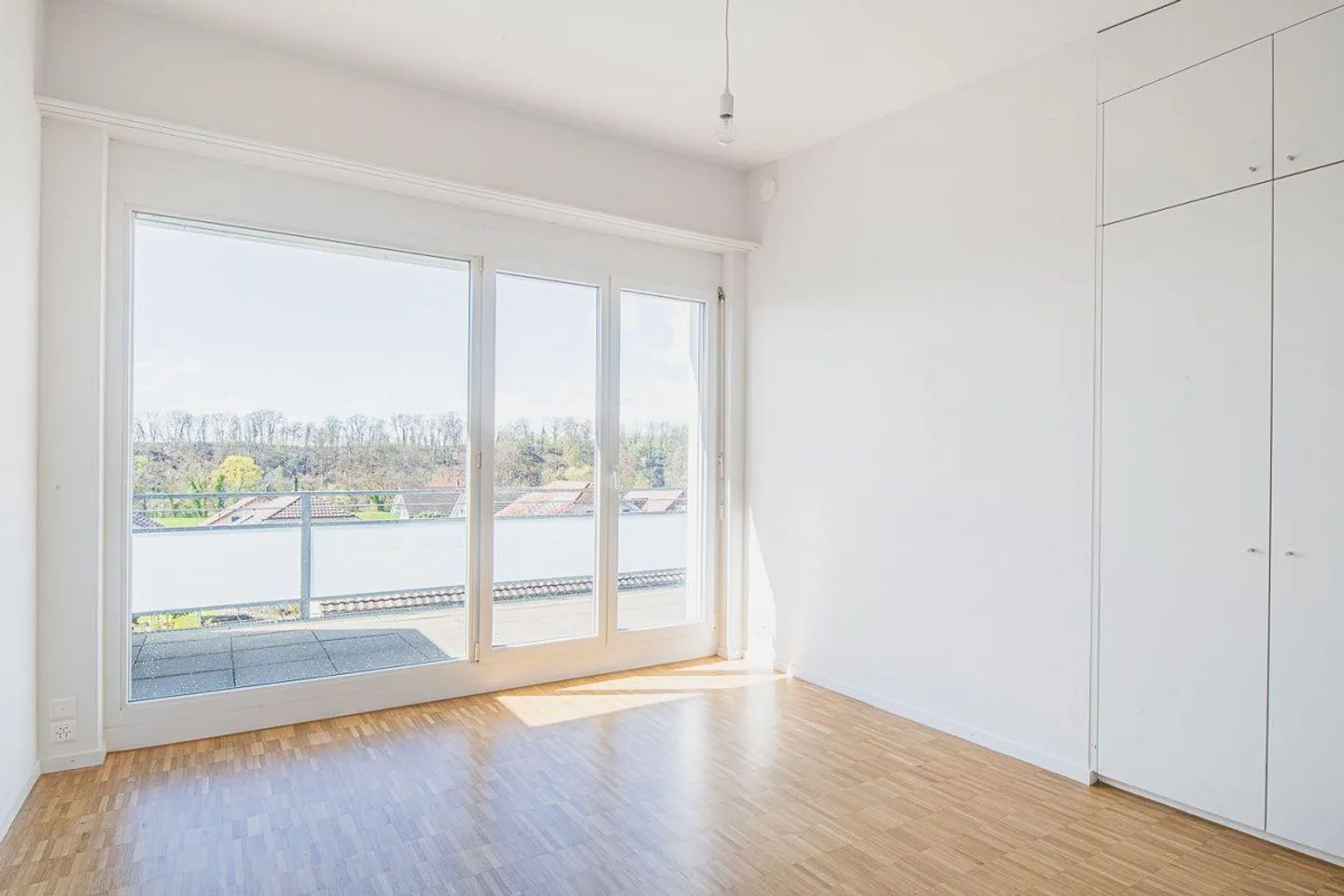 Charmante appartement en attique de 4,5 pièces à Dachsen avec grande terrasse - Photo 4 sur 11