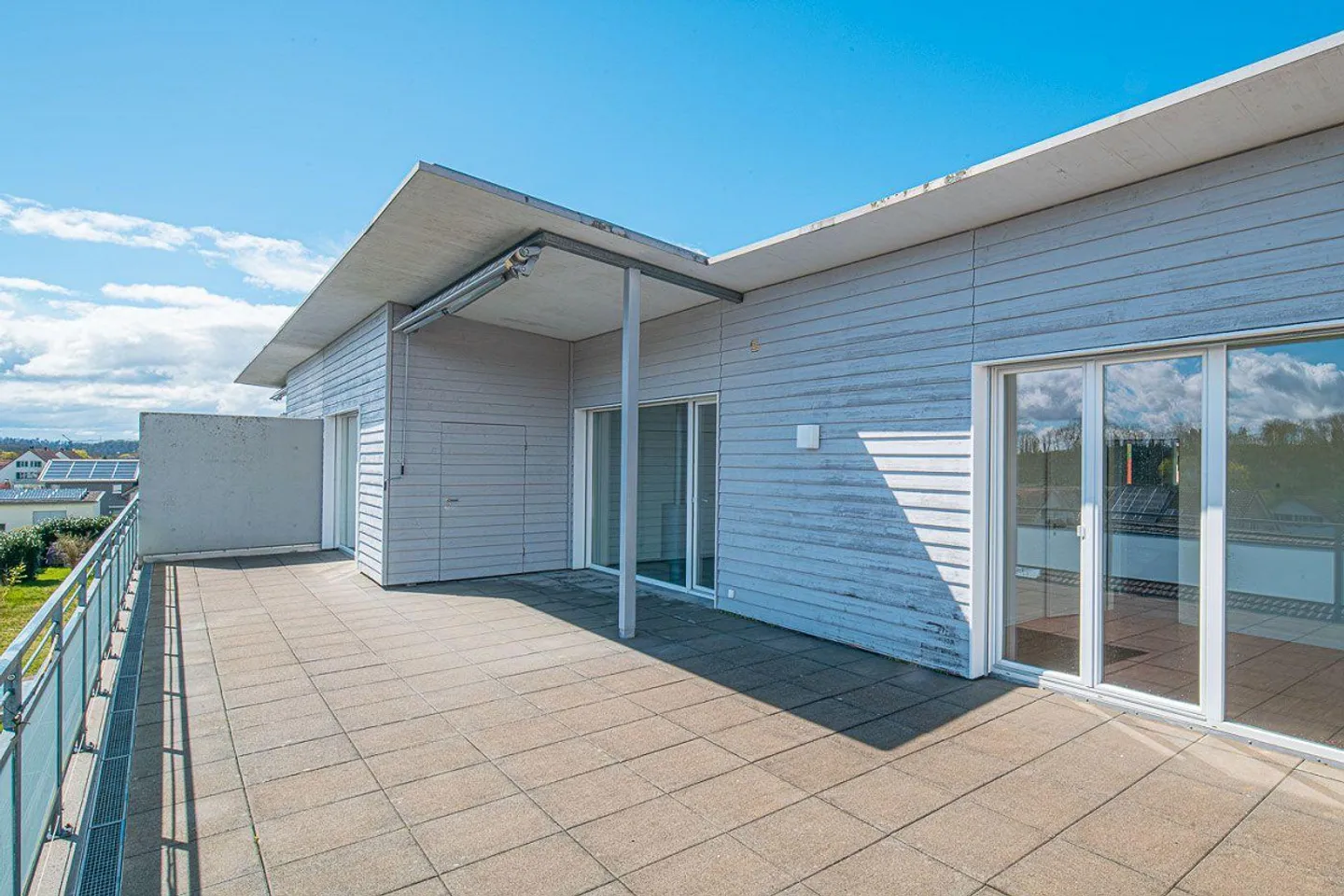 Charmante appartement en attique de 4,5 pièces à Dachsen avec grande terrasse - Photo 1 sur 11