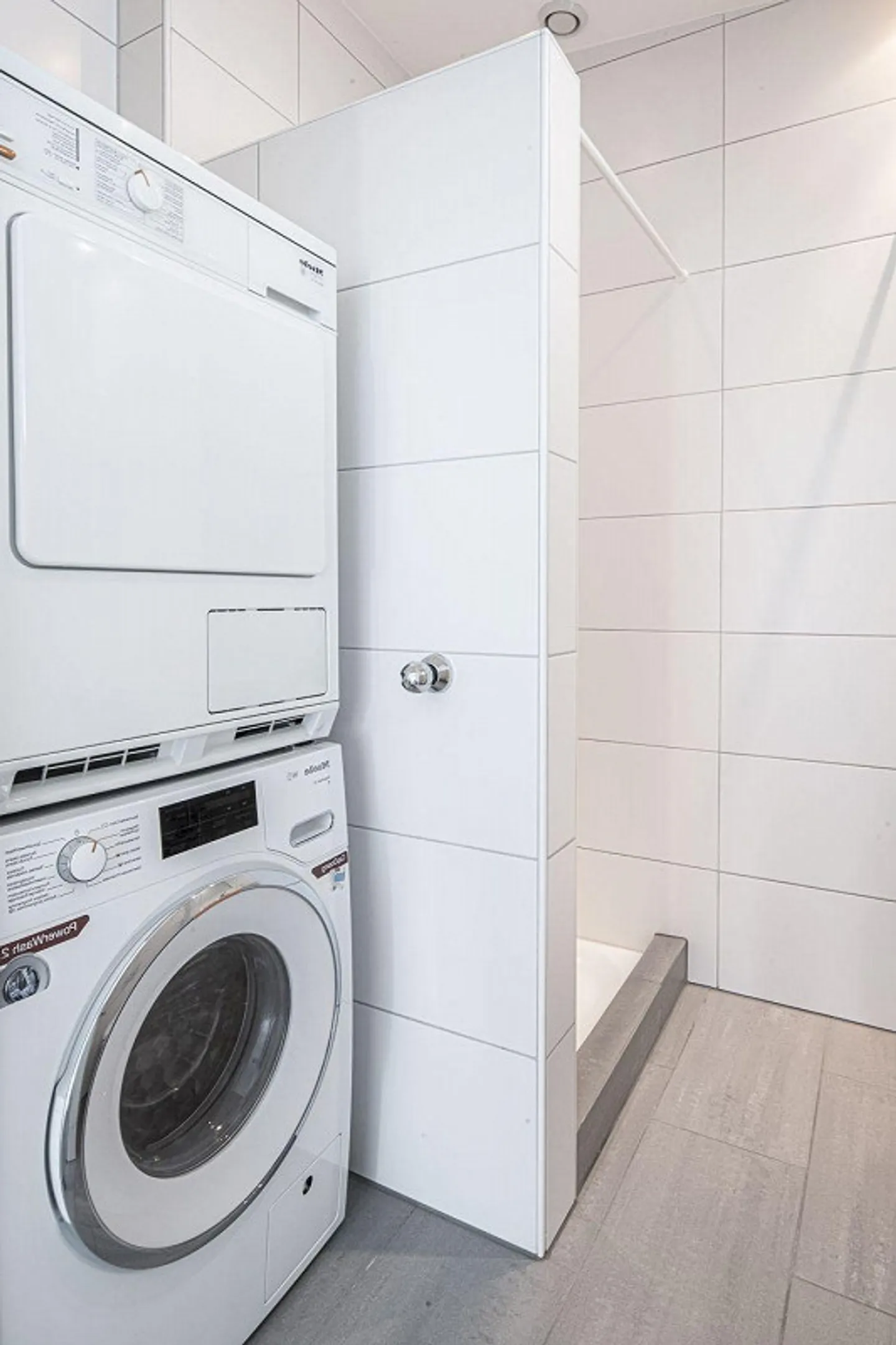 Charmante appartement en attique de 4,5 pièces à Dachsen avec grande terrasse - Photo 8 sur 11