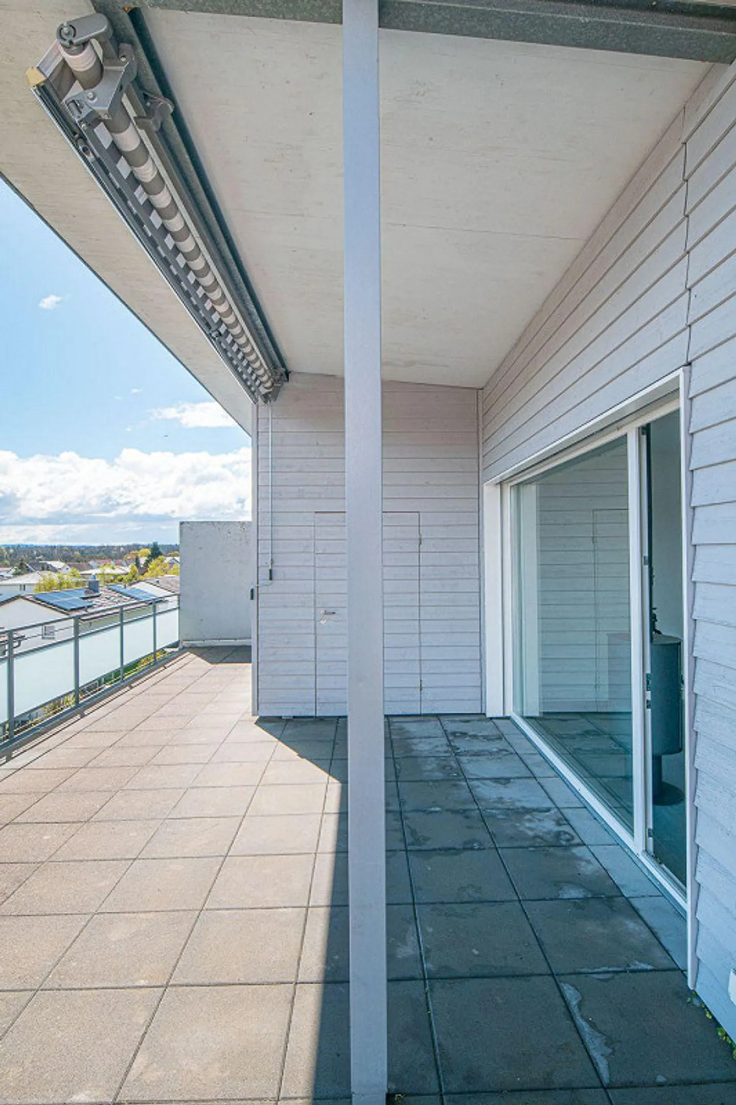 Charmante appartement en attique de 4,5 pièces à Dachsen avec grande terrasse - Photo 9 sur 11