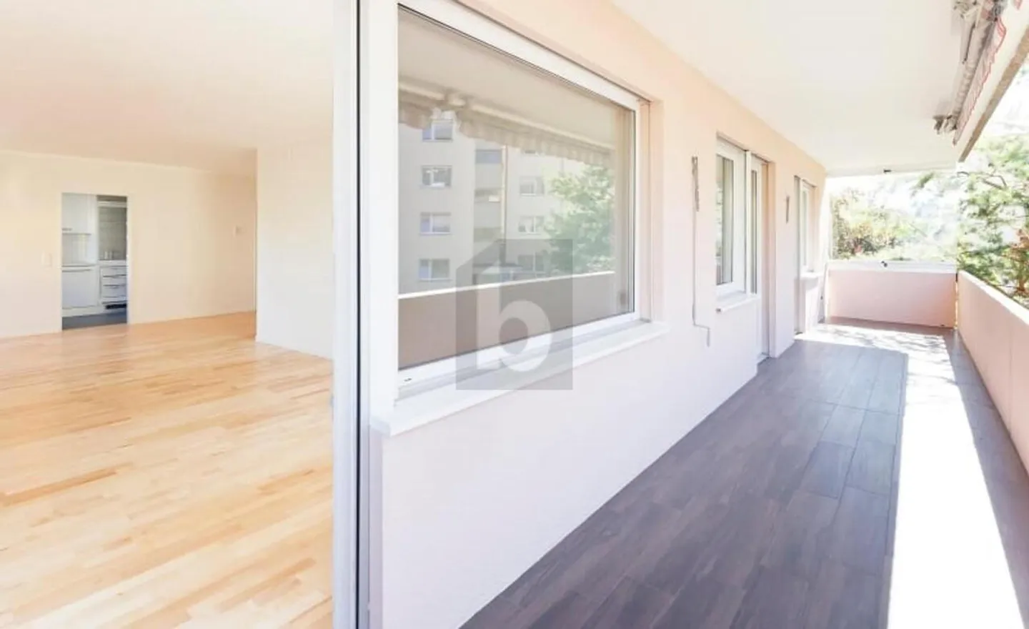 NATURE-ORIENTED, MODERN AND LIGHT-FLOODED - Photo 3 of 6