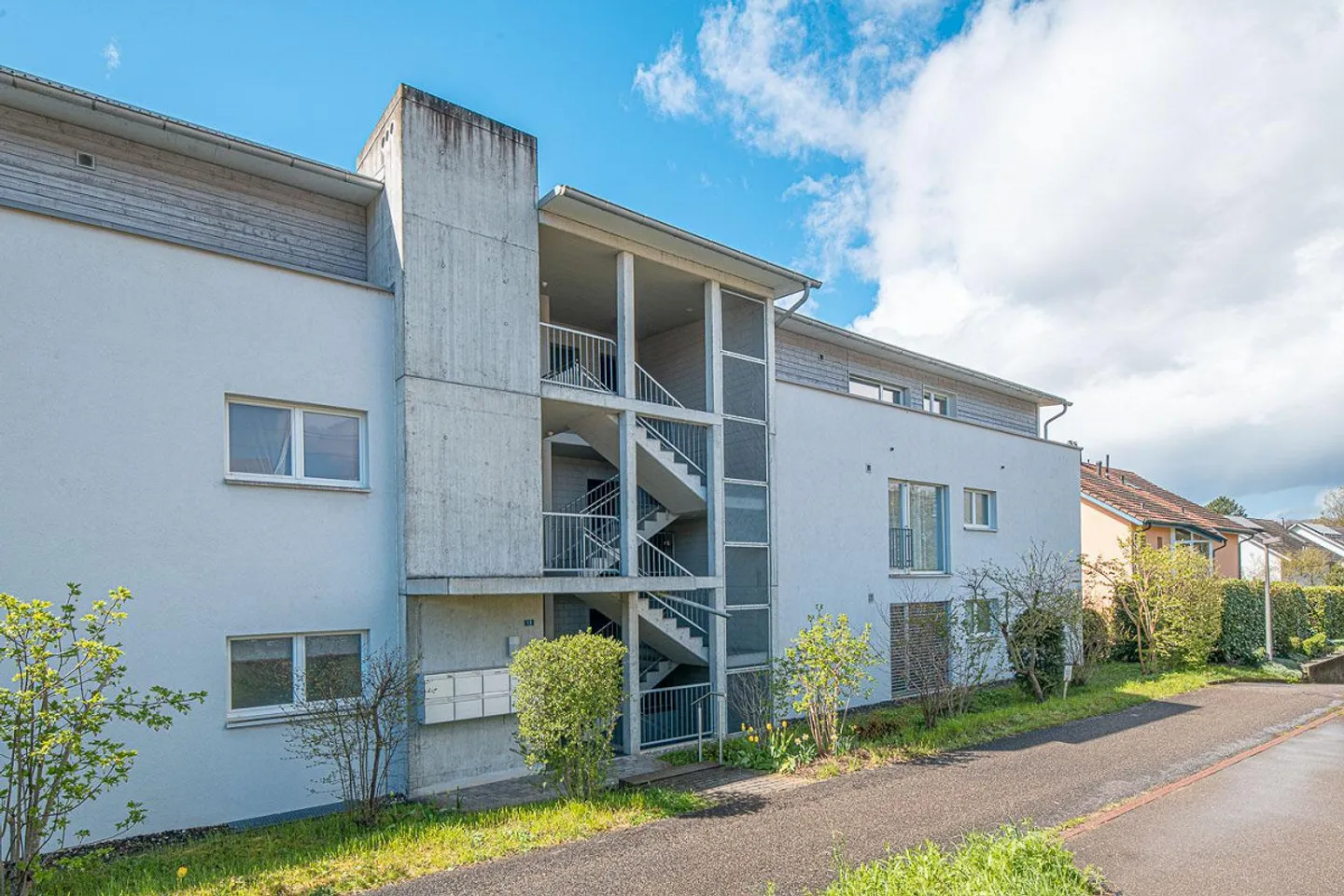 Charmante appartement en attique de 4,5 pièces à Dachsen avec grande terrasse - Photo 10 sur 11