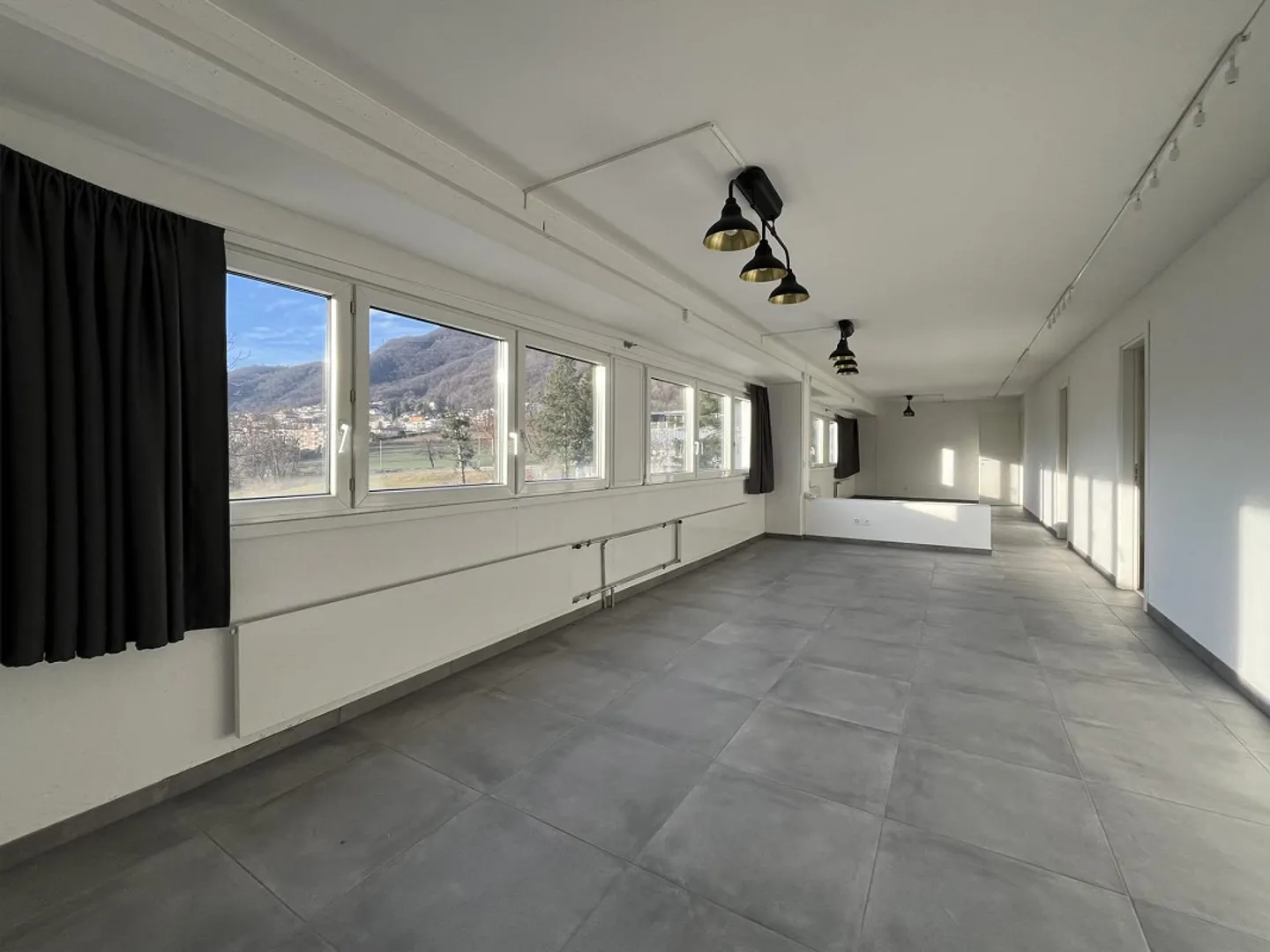 ZU VERMIETEN KOMMERZIELLER RAUM FÜR BÜRO-ATELIER IN BEDANO - Foto 1 von 10