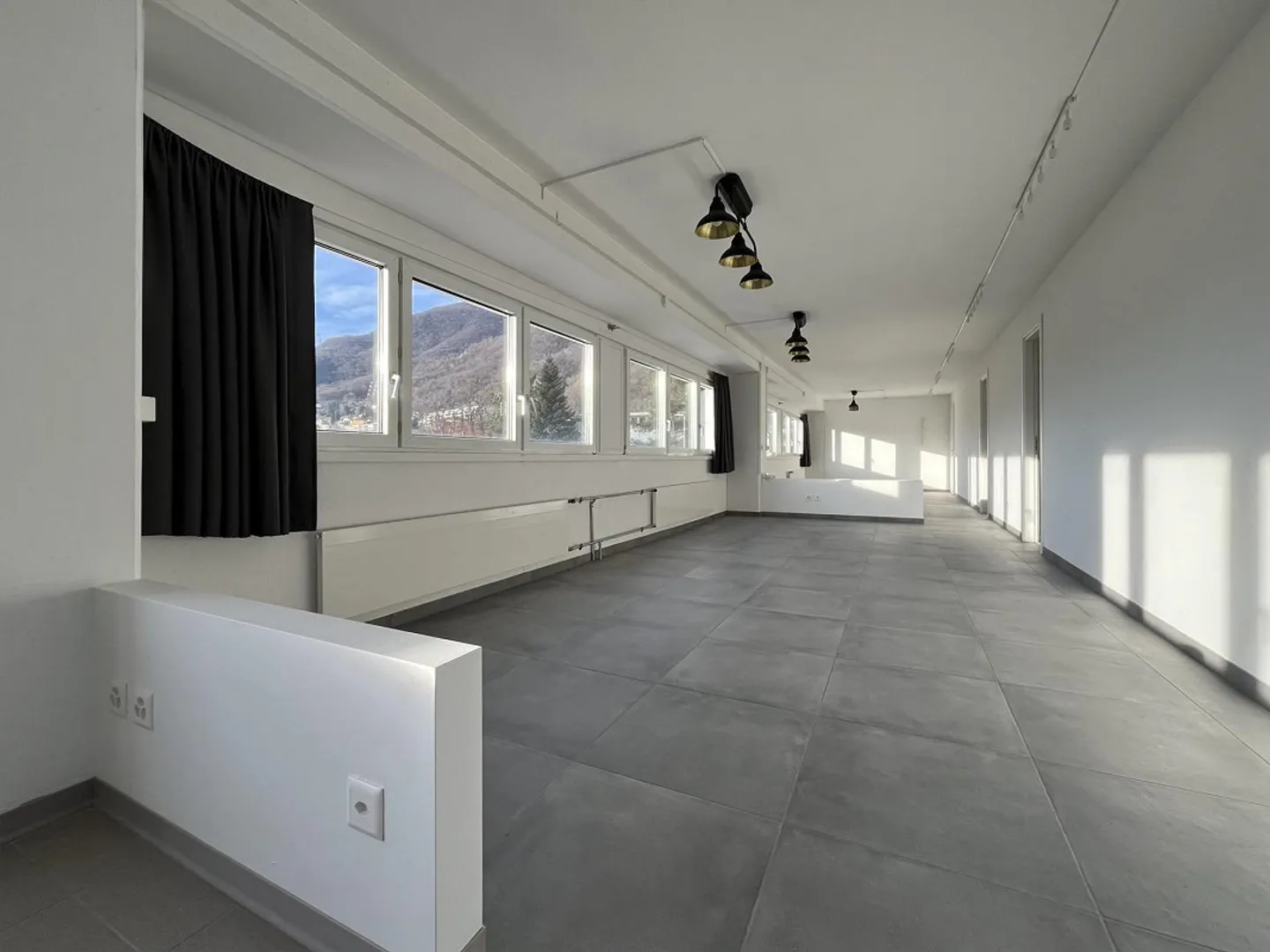 ZU VERMIETEN KOMMERZIELLER RAUM FÜR BÜRO-ATELIER IN BEDANO - Foto 2 von 10