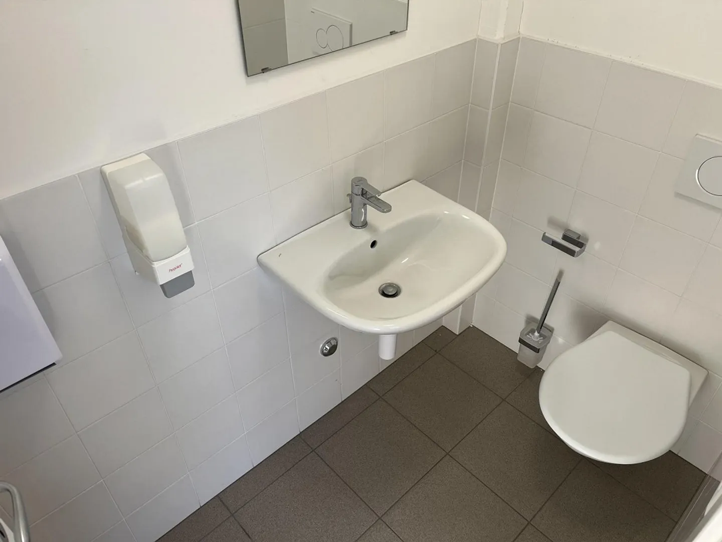 ZU VERMIETEN KOMMERZIELLER RAUM FÜR BÜRO-ATELIER IN BEDANO - Foto 6 von 10