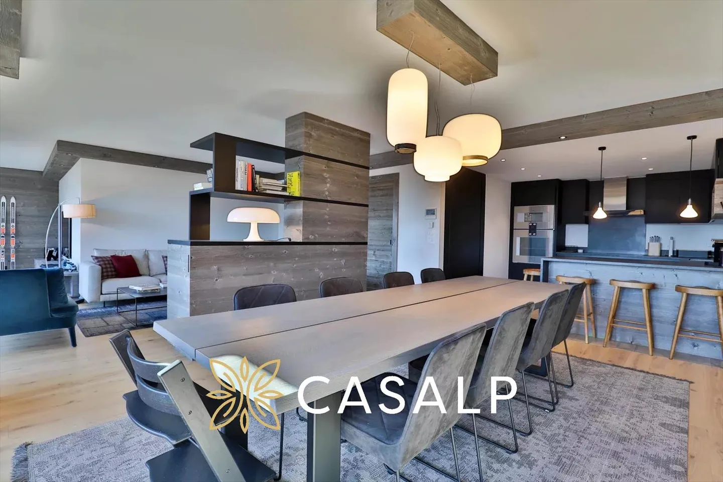 Spacious 5.5-Room Luxury Apartment - Photo 2 of 13