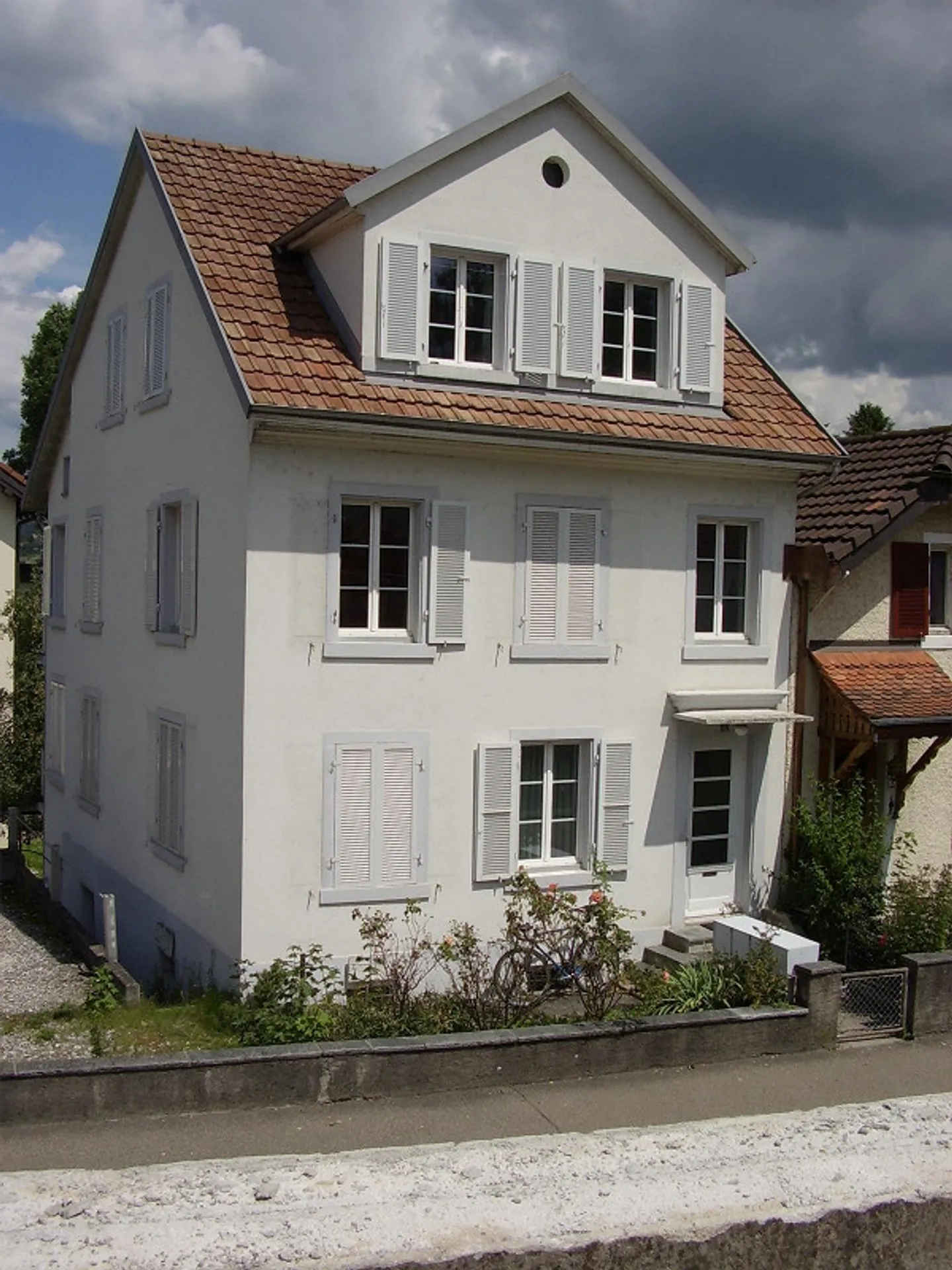 Charmante 2.5 Zimmer Dachwohnung in Altbau, ohne Balkon - Foto 1 von 13