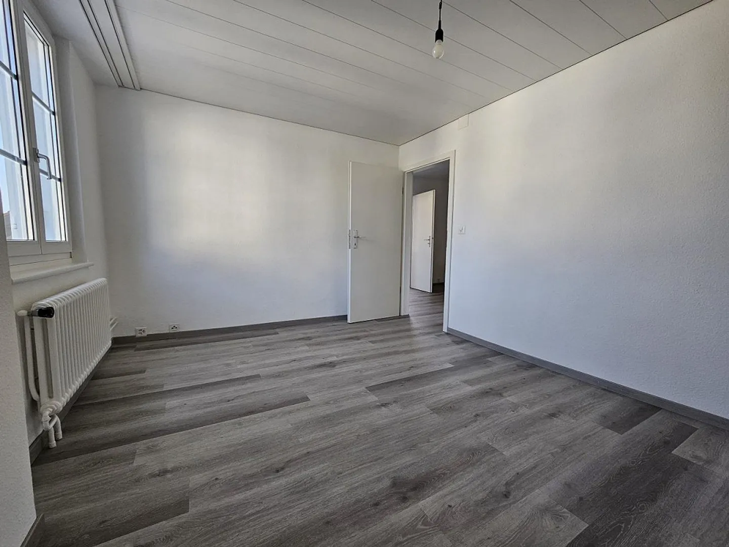 Charmante 2.5 Zimmer Dachwohnung in Altbau, ohne Balkon - Foto 3 von 13