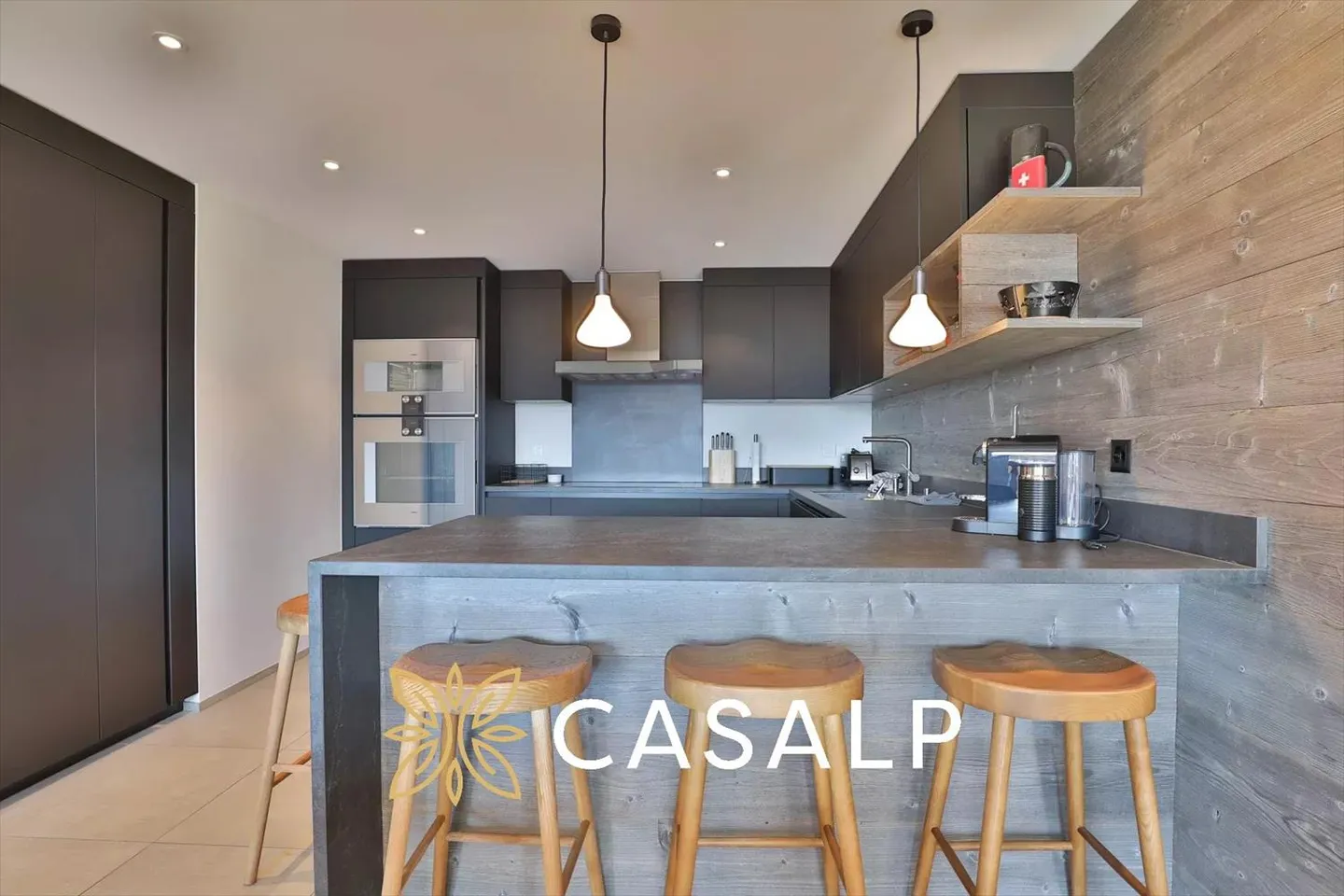 Spacious 5.5-Room Luxury Apartment - Photo 4 of 13