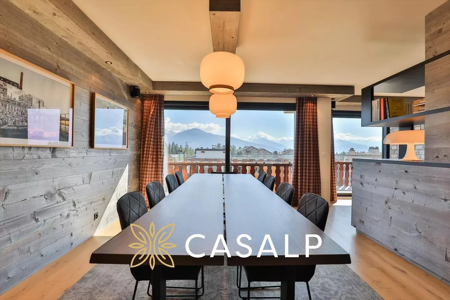 Spacious 5.5-Room Luxury Apartment - Photo 3 of 13