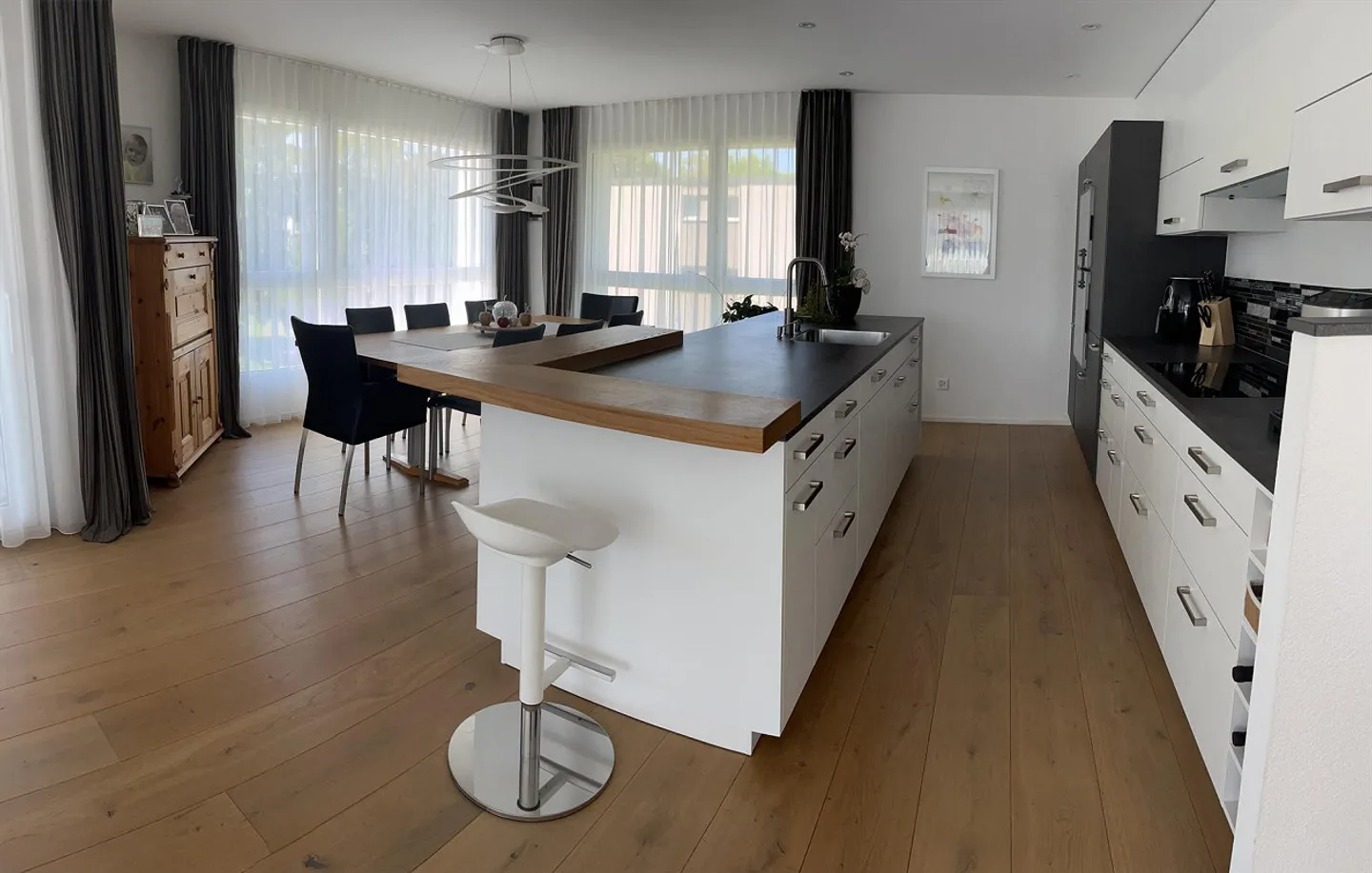 Dreamlike, modern condominium - Photo 3 of 8