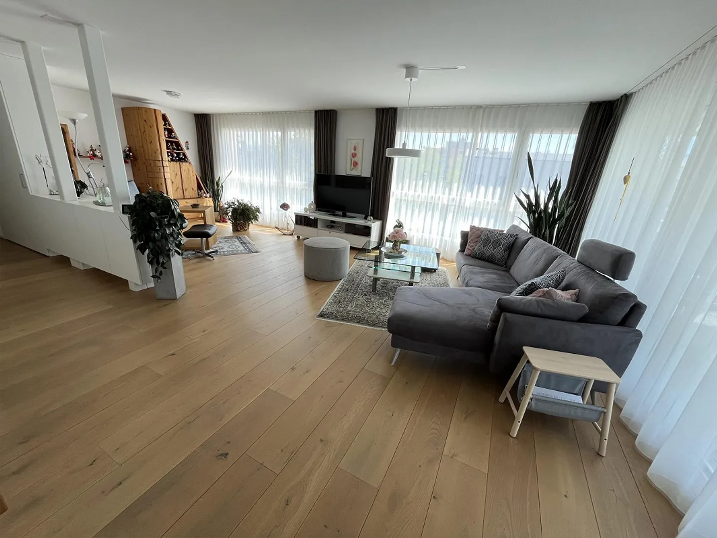 Dreamlike, modern condominium - Photo 4 of 8