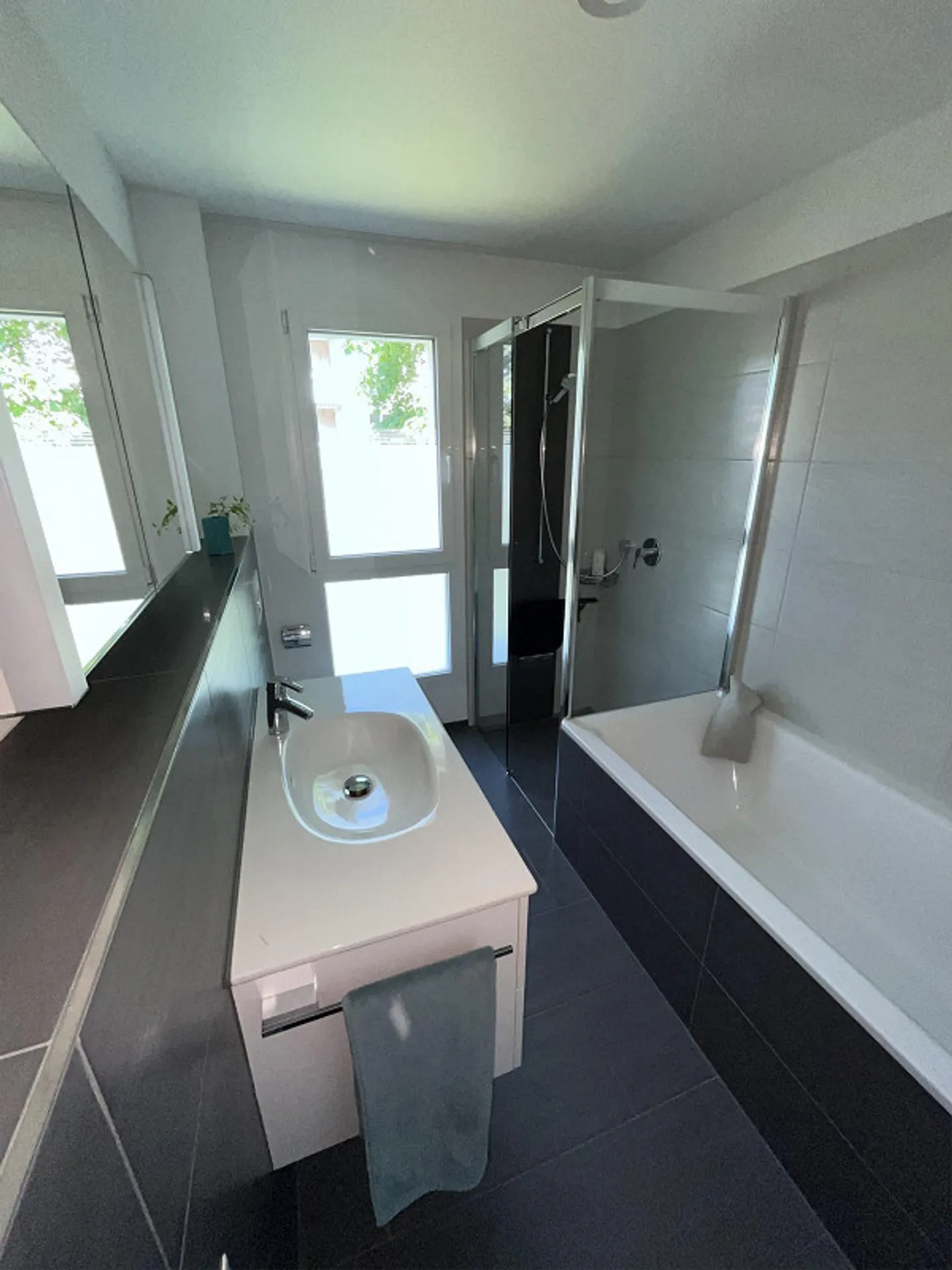 Dreamlike, modern condominium - Photo 7 of 8