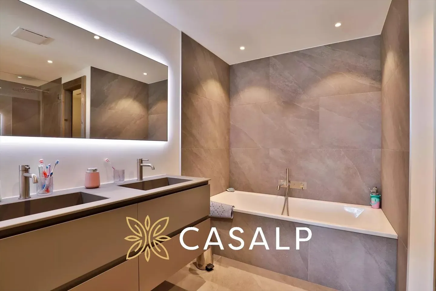 Spacious 5.5-Room Luxury Apartment - Photo 8 of 13