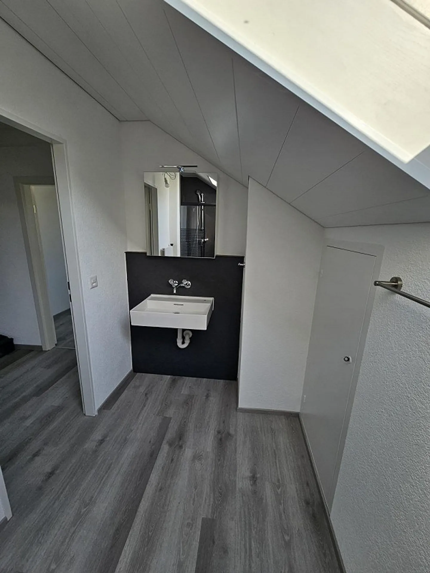 Charmante 2.5 Zimmer Dachwohnung in Altbau, ohne Balkon - Foto 11 von 13