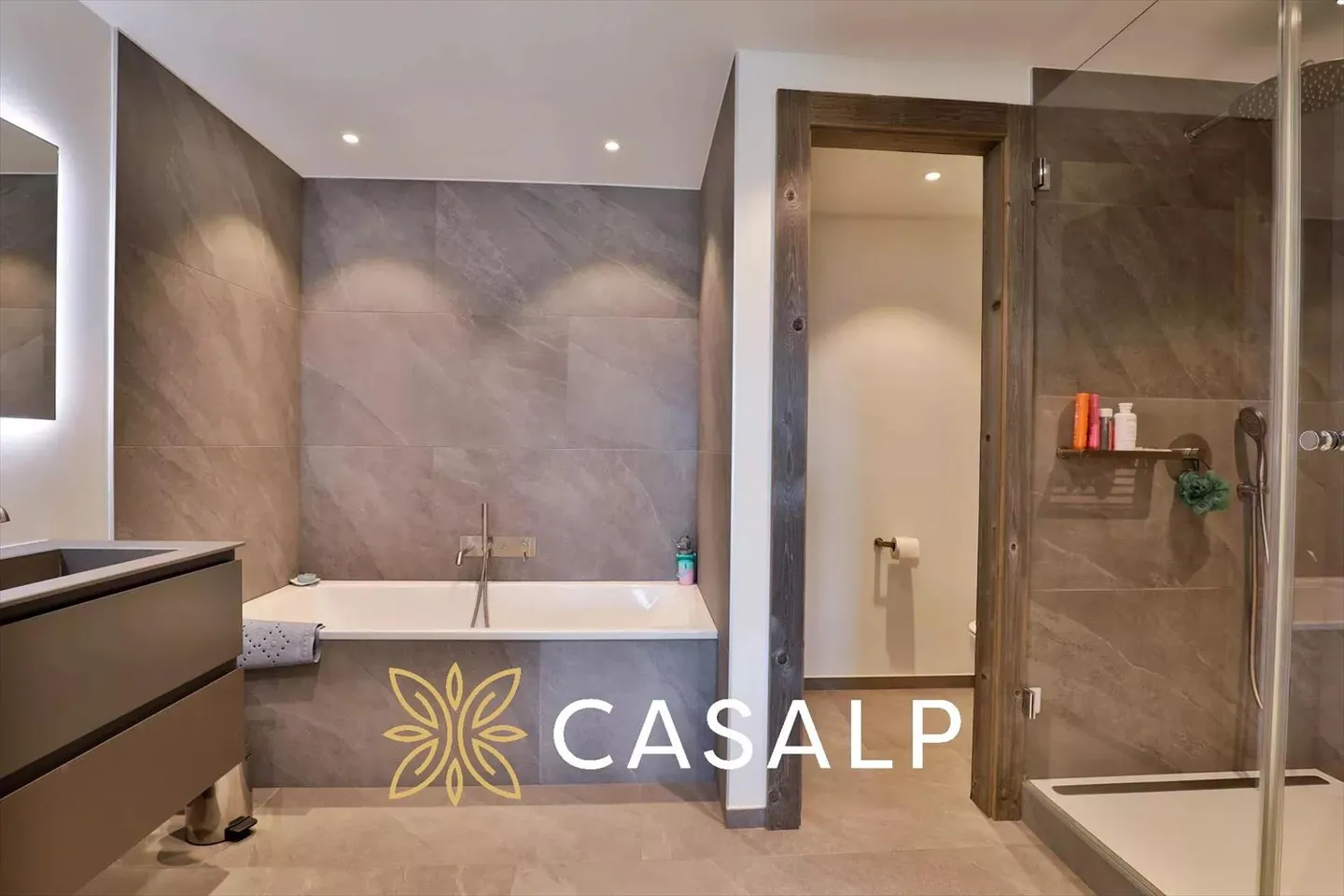 Spacious 5.5-Room Luxury Apartment - Photo 9 of 13