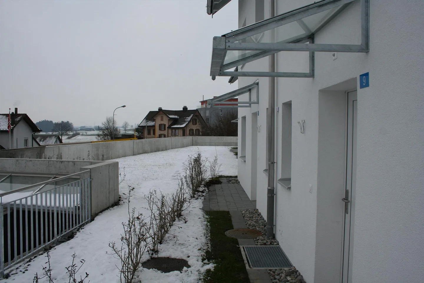 Modernes Familienhaus mit Garten - Foto 2 von 12
