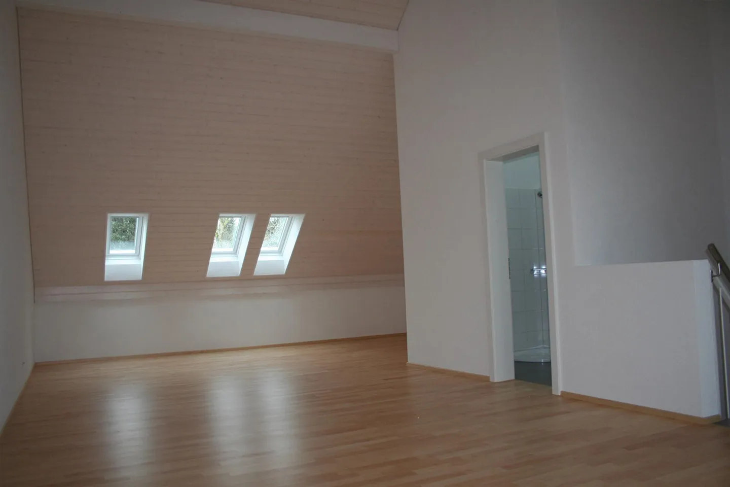 Modernes Familienhaus mit Garten - Foto 3 von 12