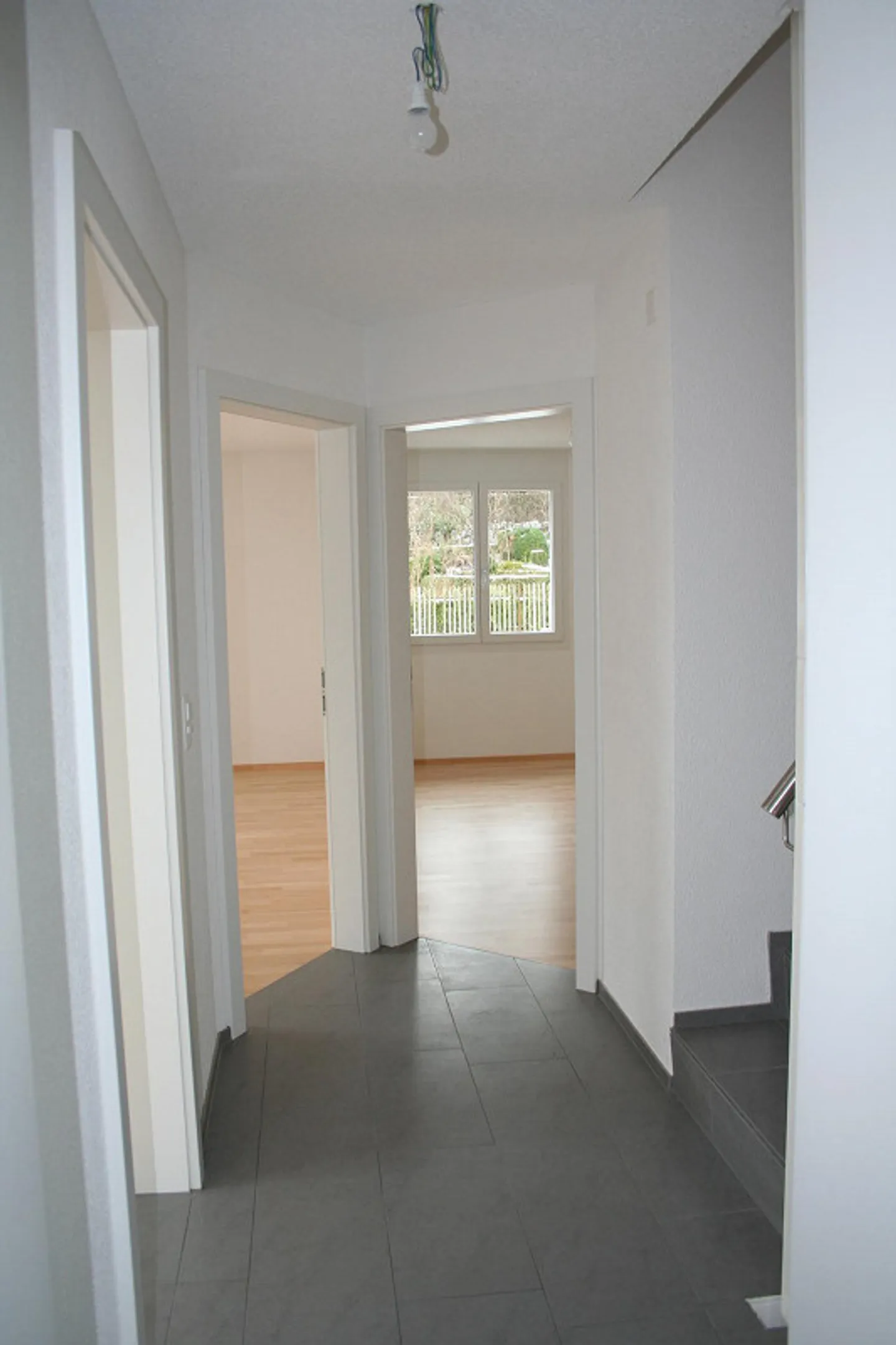 Modernes Familienhaus mit Garten - Foto 6 von 12