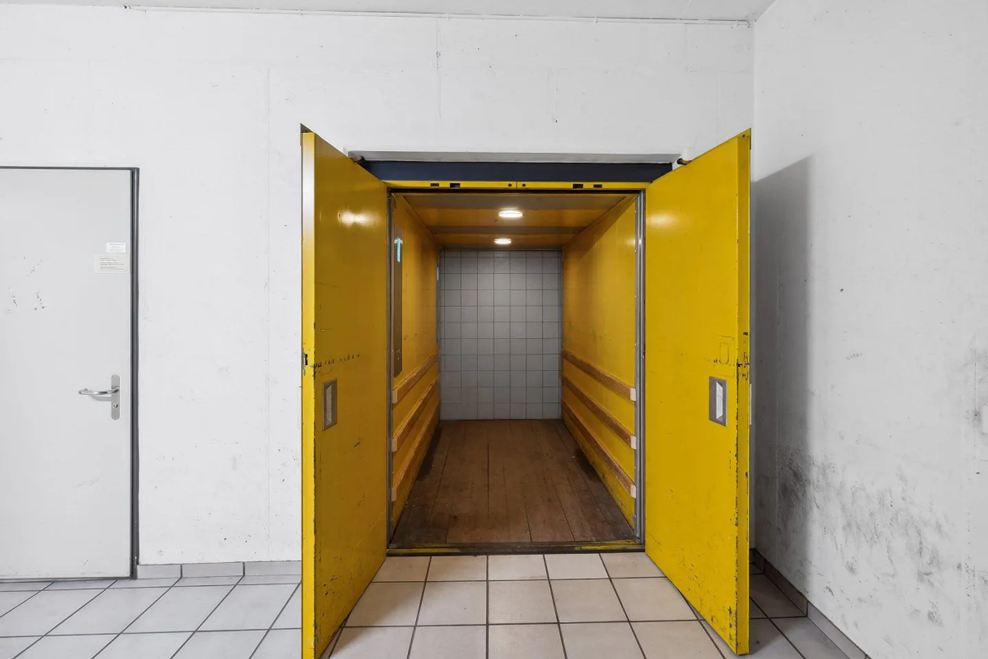 Spazio commerciale versatile per uso commerciale e di stoccaggio combinato... - Foto 4 di 5