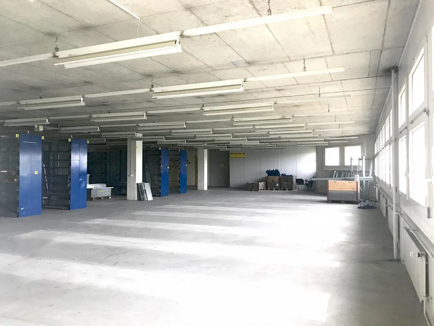 Spazio commerciale versatile per uso commerciale e di stoccaggio combinato... - Foto 2 di 5