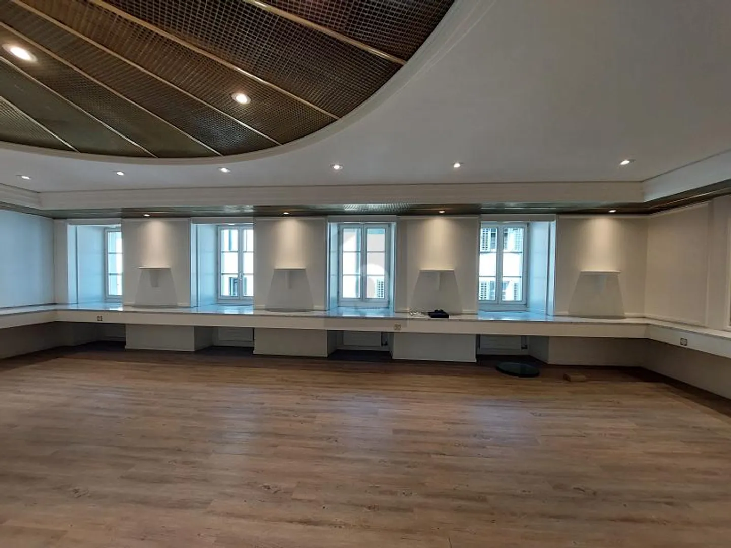 CENTRAL & MODERNE, IDÉAL POUR DES SALLES DE PRATIQUE / BUREAU - Photo 5 sur 6