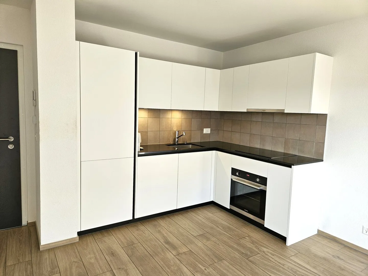 Southeast-oriented apartment with balcony - Photo 4 of 10