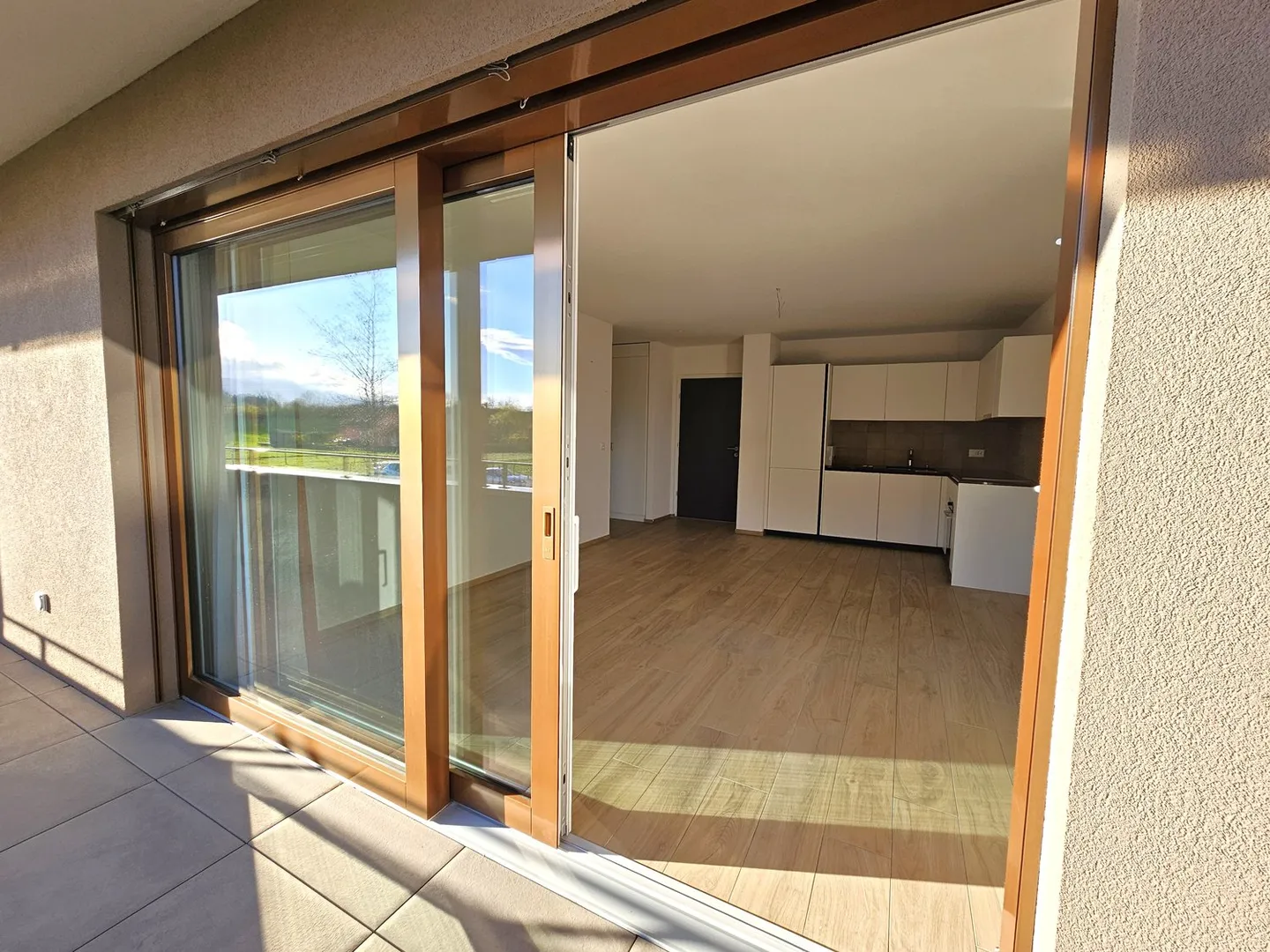 Southeast-oriented apartment with balcony - Photo 2 of 10