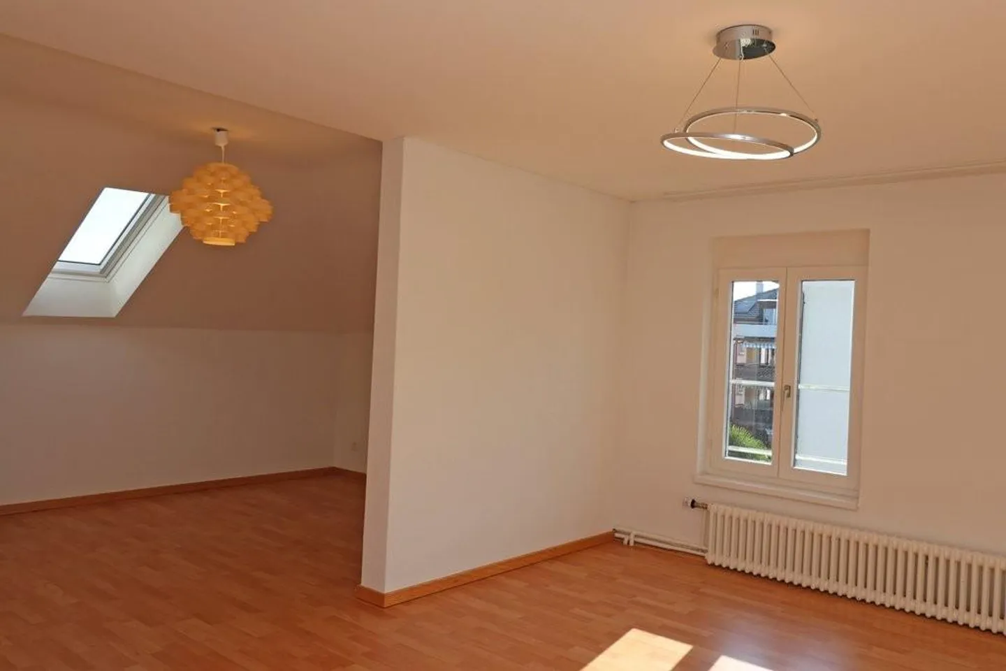Appartement moderne de 3,5 pièces à louer dans un emplacement central - Photo 1 sur 5