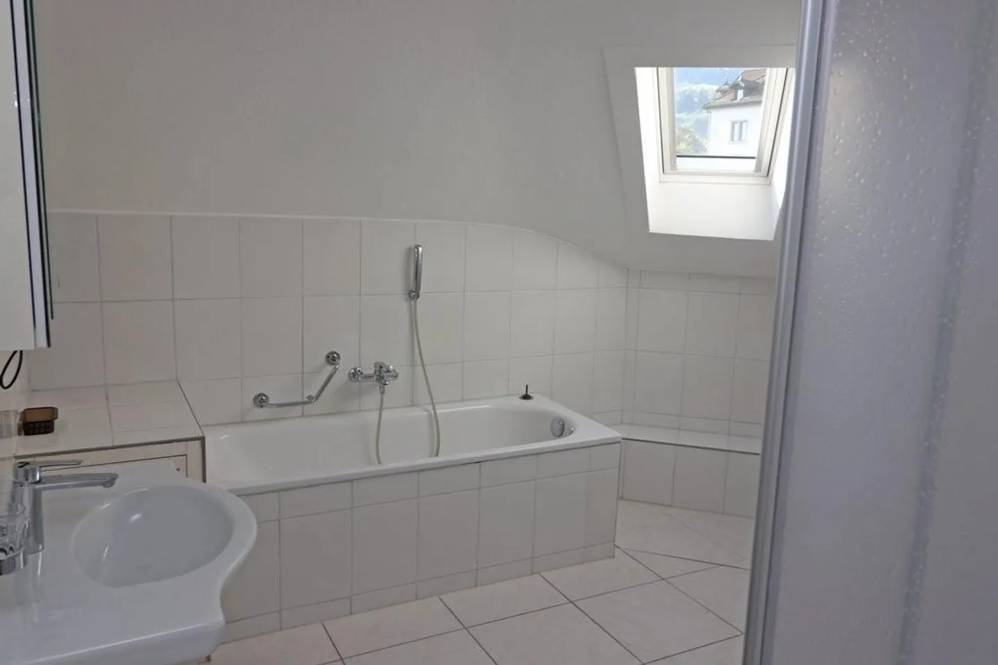 Appartement moderne de 3,5 pièces à louer dans un emplacement central - Photo 5 sur 5