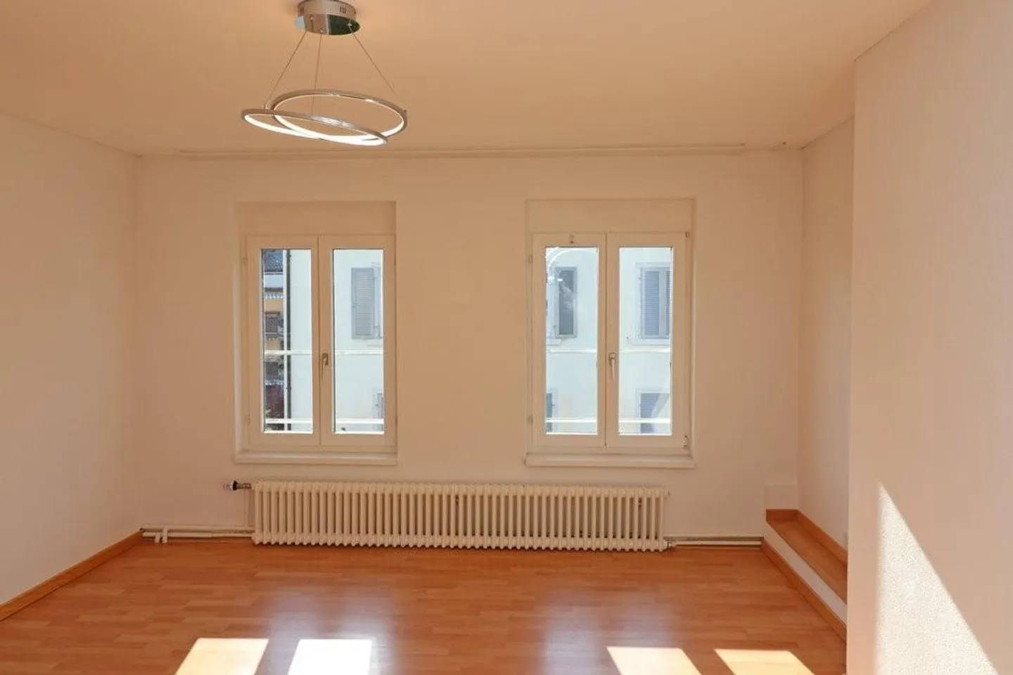 Appartement moderne de 3,5 pièces à louer dans un emplacement central - Photo 2 sur 5