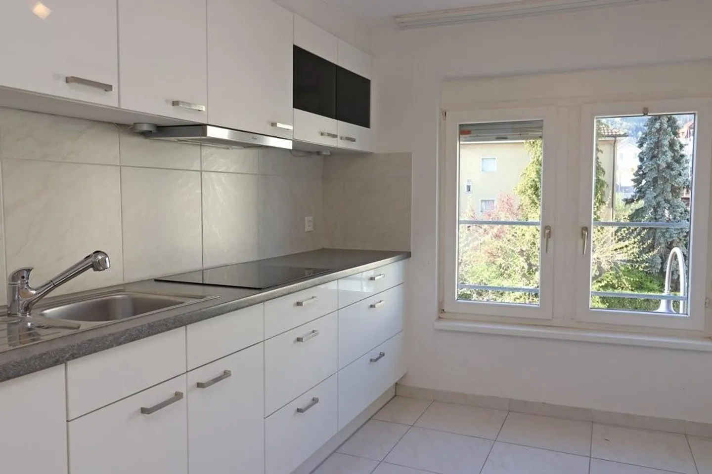 Appartement moderne de 3,5 pièces à louer dans un emplacement central - Photo 3 sur 5