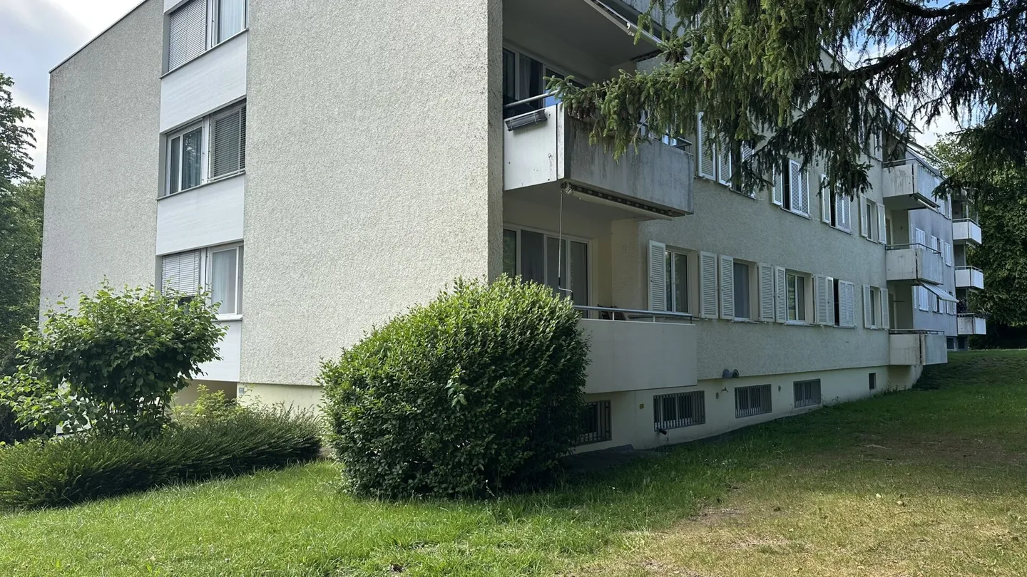 Appartement attrayant de 4 pièces dans un emplacement central à Pfäffikon - Photo 1 sur 9