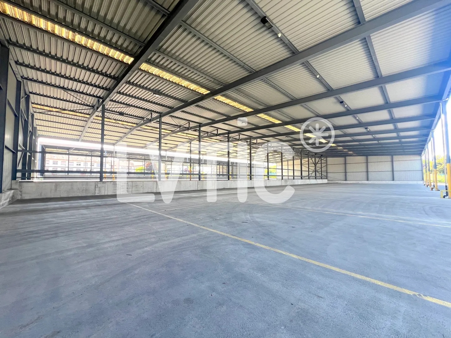 Storage halls of 12,000 m2 divisible from 1,000 m2 for rent in St Prex - Photo 1 of 13