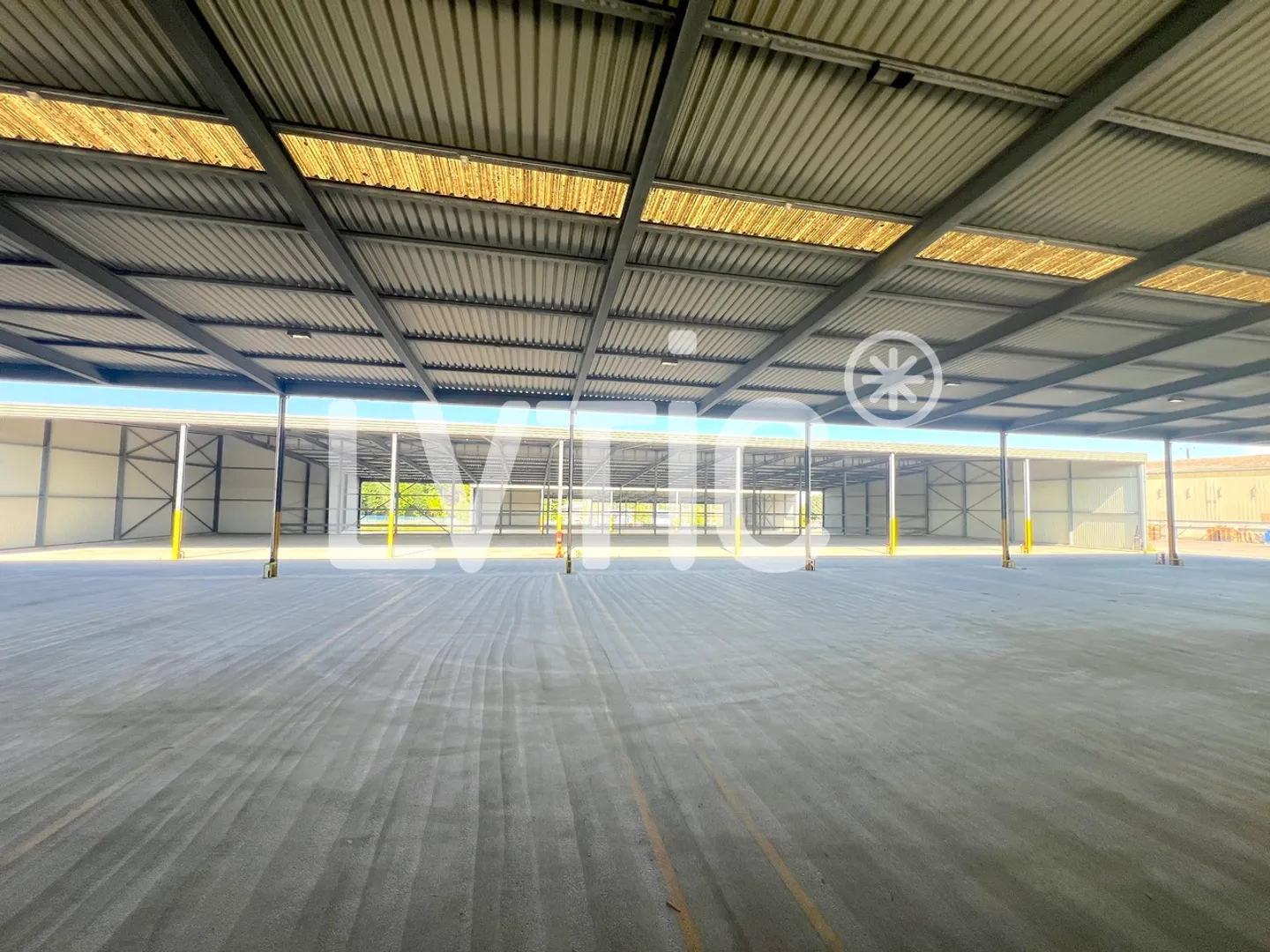 Storage halls of 12,000 m2 divisible from 1,000 m2 for rent in St Prex - Photo 2 of 13