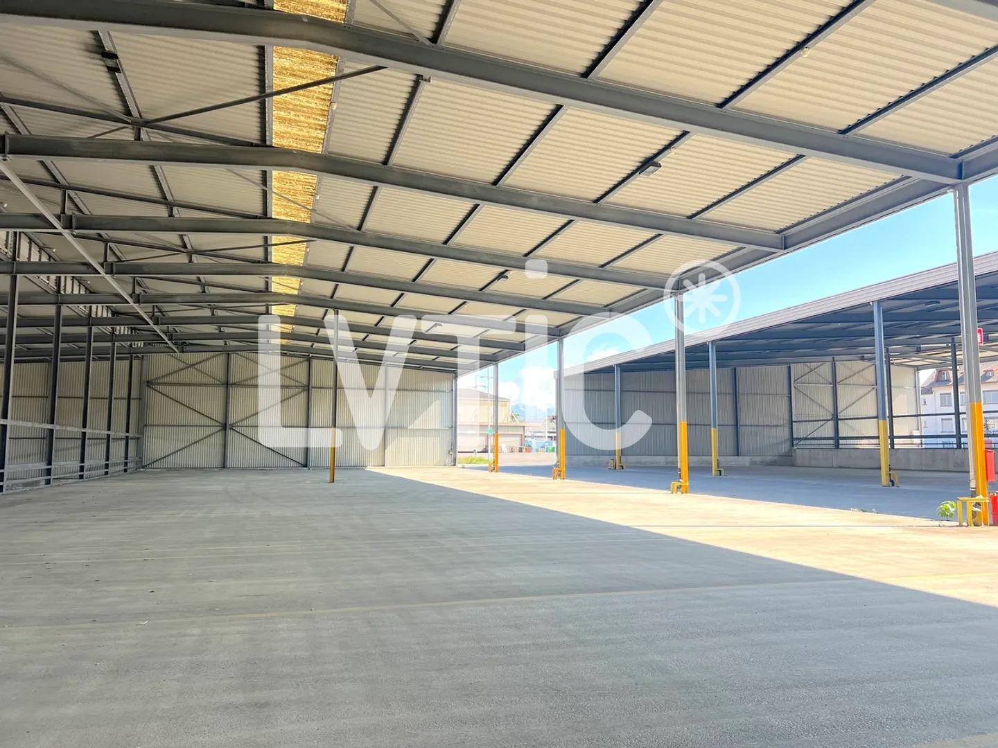 Storage halls of 12,000 m2 divisible from 1,000 m2 for rent in St Prex - Photo 8 of 13