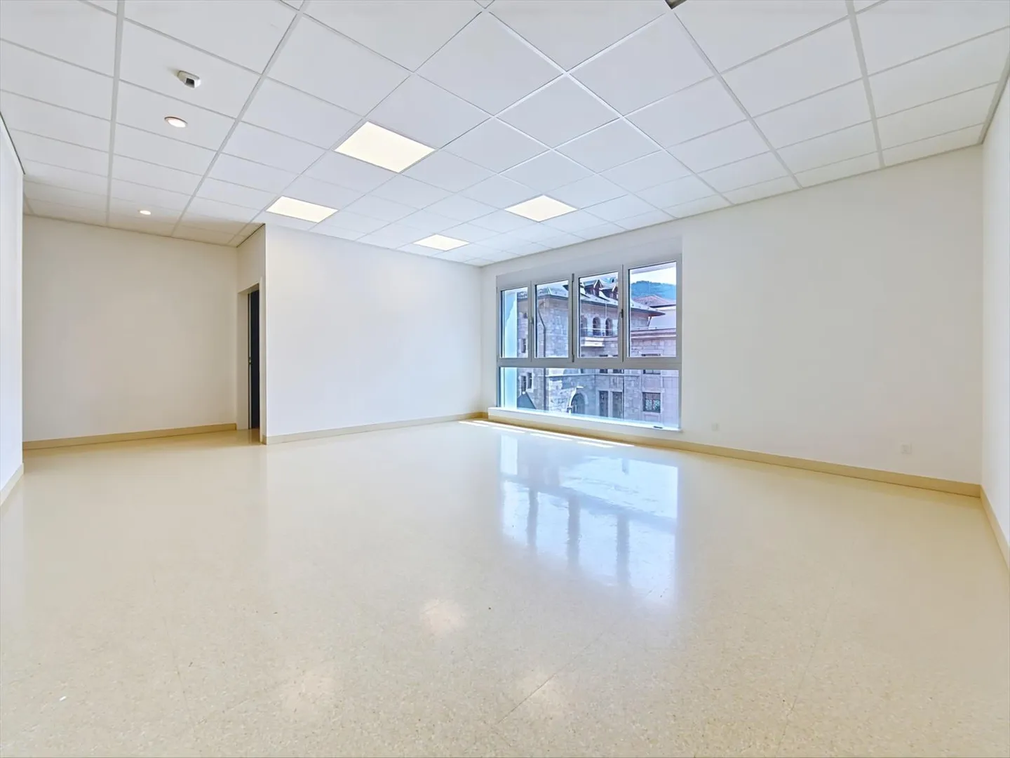 Medical Office - Photo 2 of 11