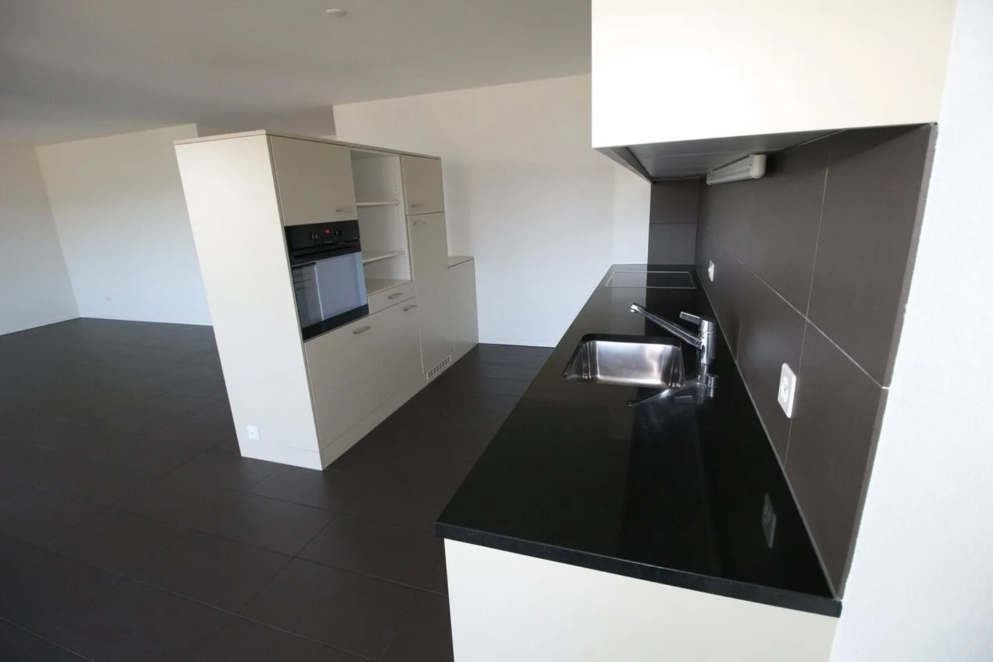 Spacious accommodation of approximately 93 m2 located in a contemporary building - Photo 2 of 12