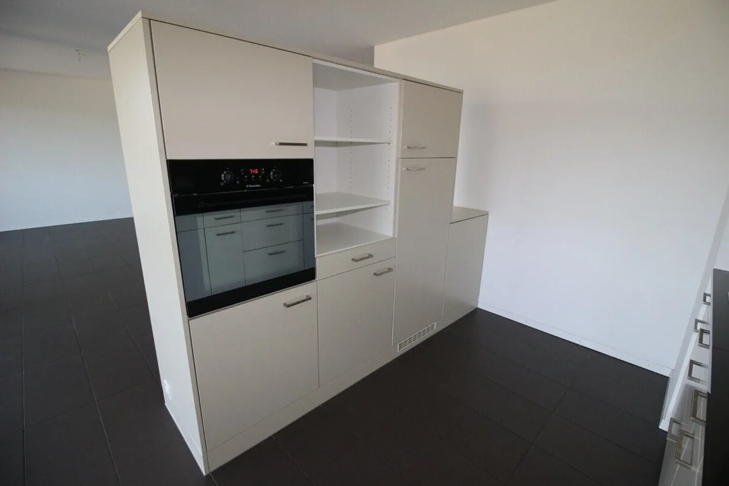 Spacious accommodation of approximately 93 m2 located in a contemporary building - Photo 3 of 12