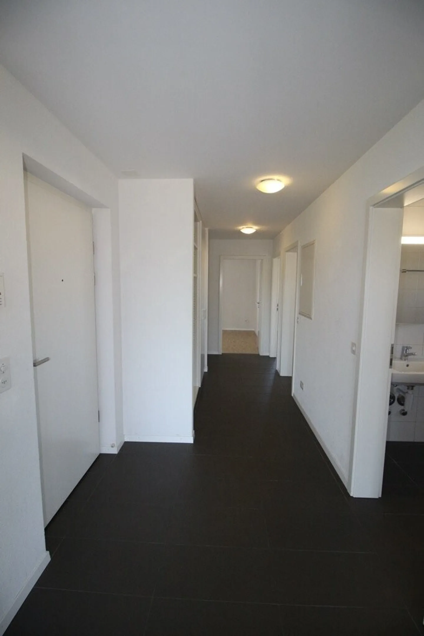 Spacious accommodation of approximately 93 m2 located in a contemporary building - Photo 4 of 12